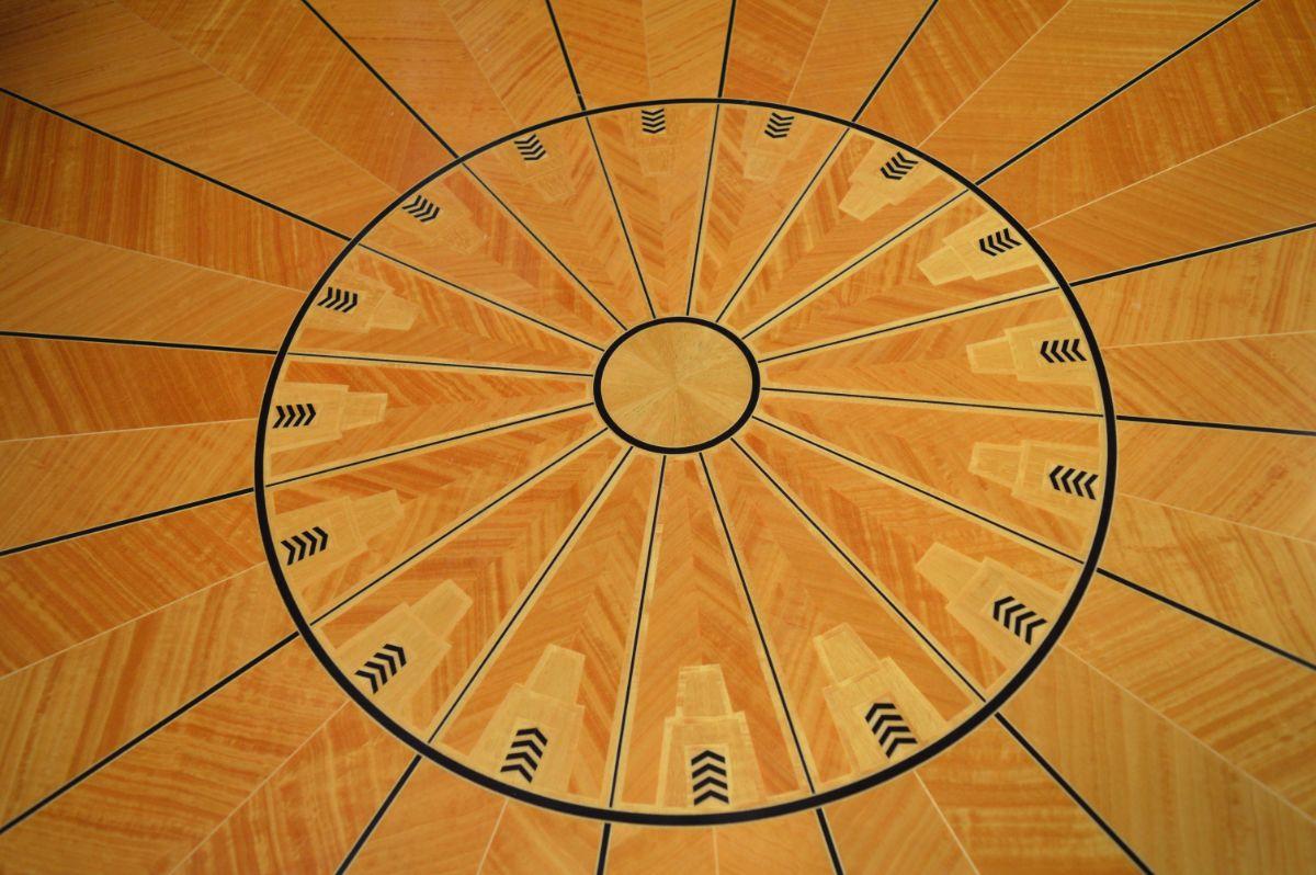 Table italienne Art Déco en bois de satin marqueté Bon état - En vente à Los Angeles, CA