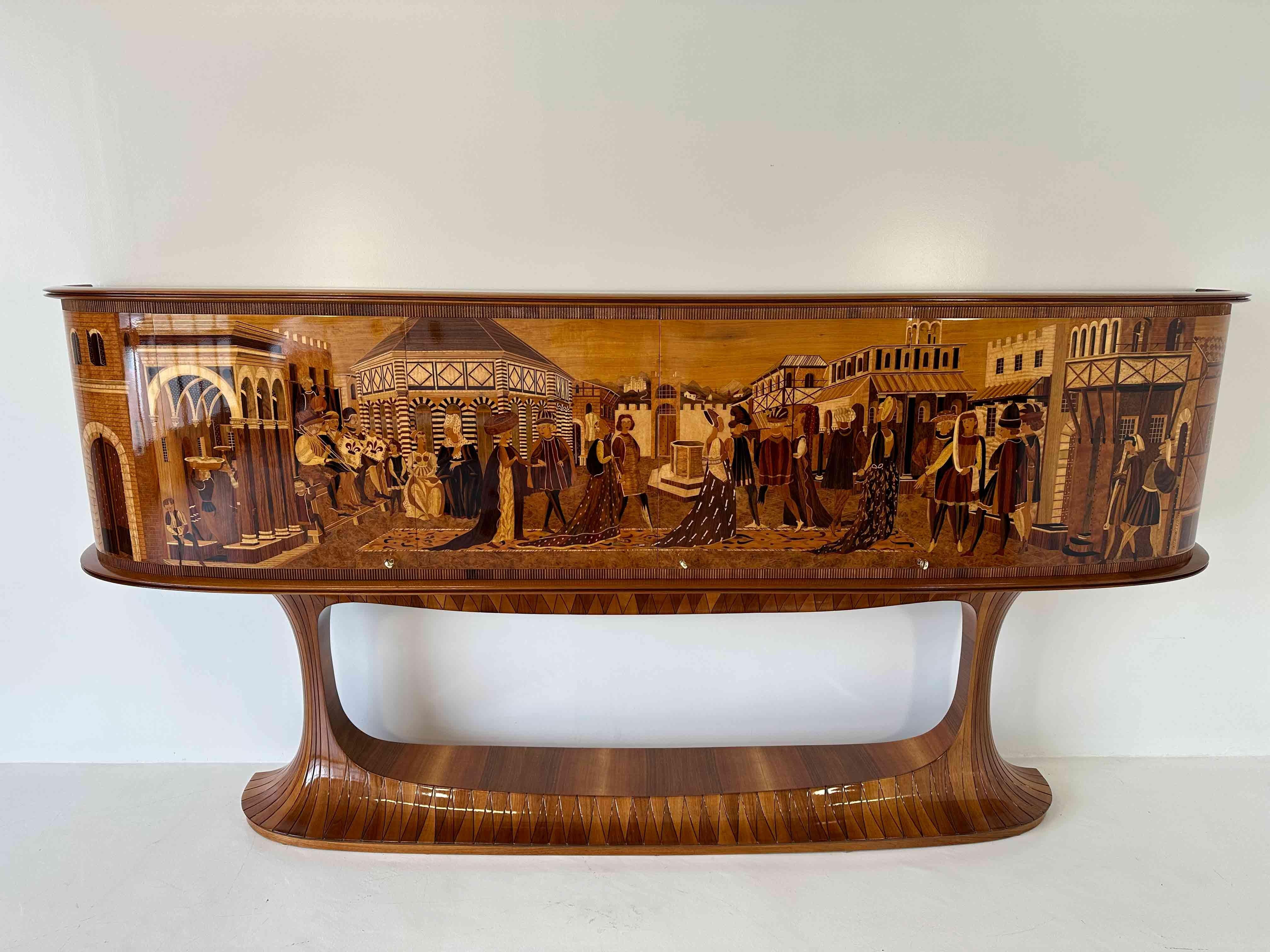 Dieses Meisterwerk wurde in den späten 1940er Jahren in Italien von Vittorio Dassi hergestellt. Der obere Teil hat eine Platte aus Nussbaumholz, seitlich geriffelte Nussbaumpaneele und Türen, die mit einer spektakulären Intarsie aus verschiedenen
