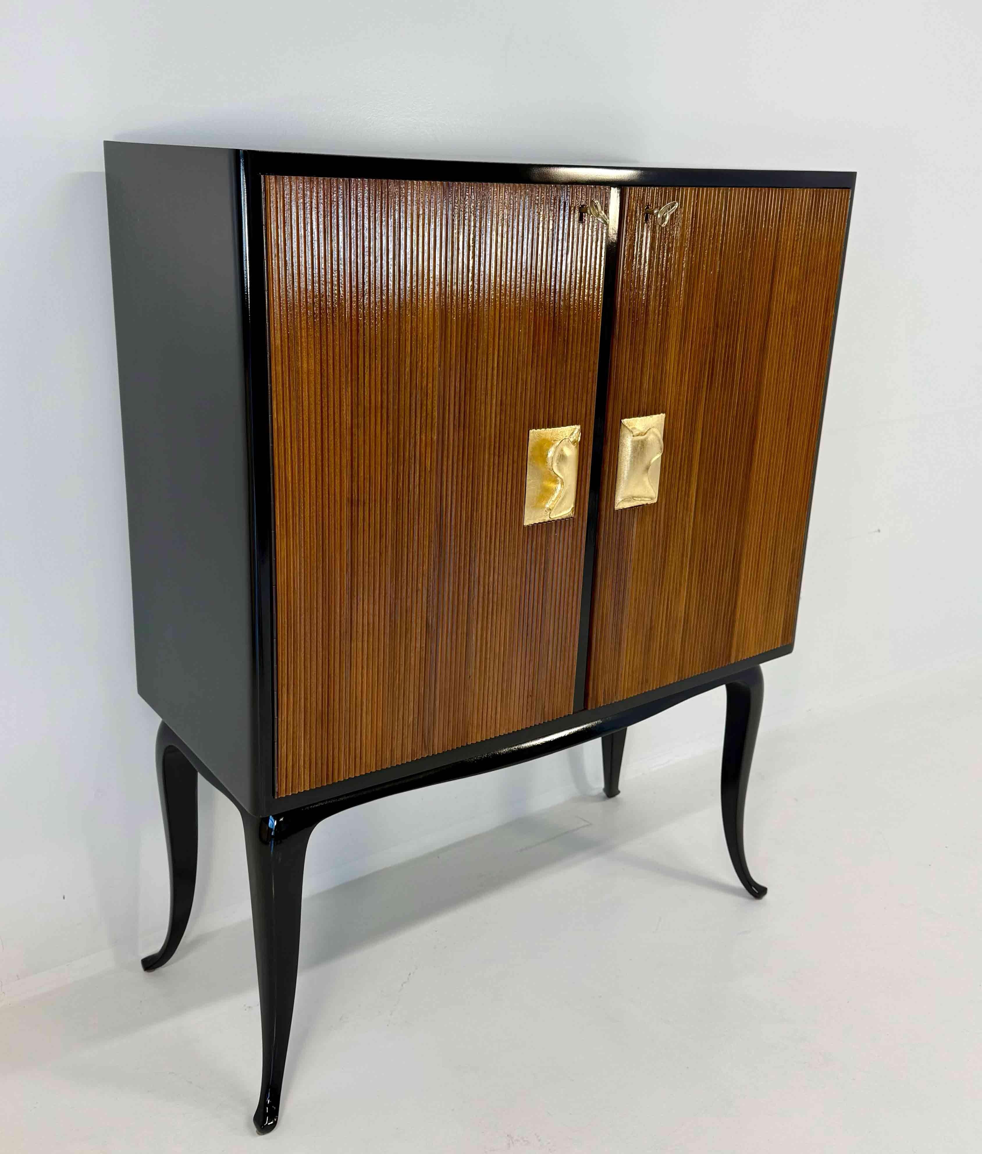 Italian Art Deco Lacquer, Walnut and Gold Leaf Bar Cabinet attr. Borsani, 1950s In Good Condition For Sale In Meda, MB