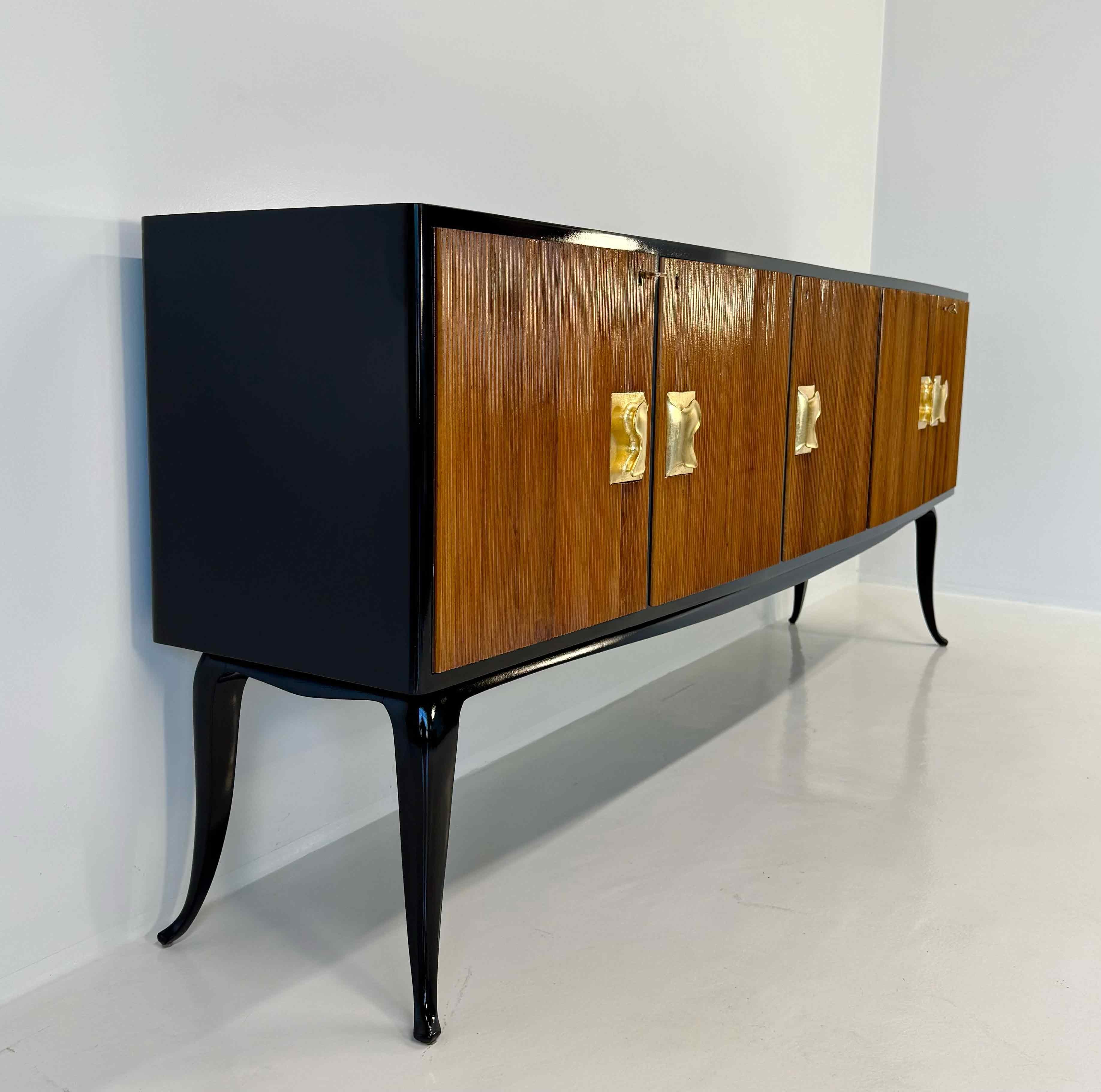 Italiano Credenza Art Deco italiana laccata, in noce e foglia d'oro attr. Borsani, anni '50 in vendita