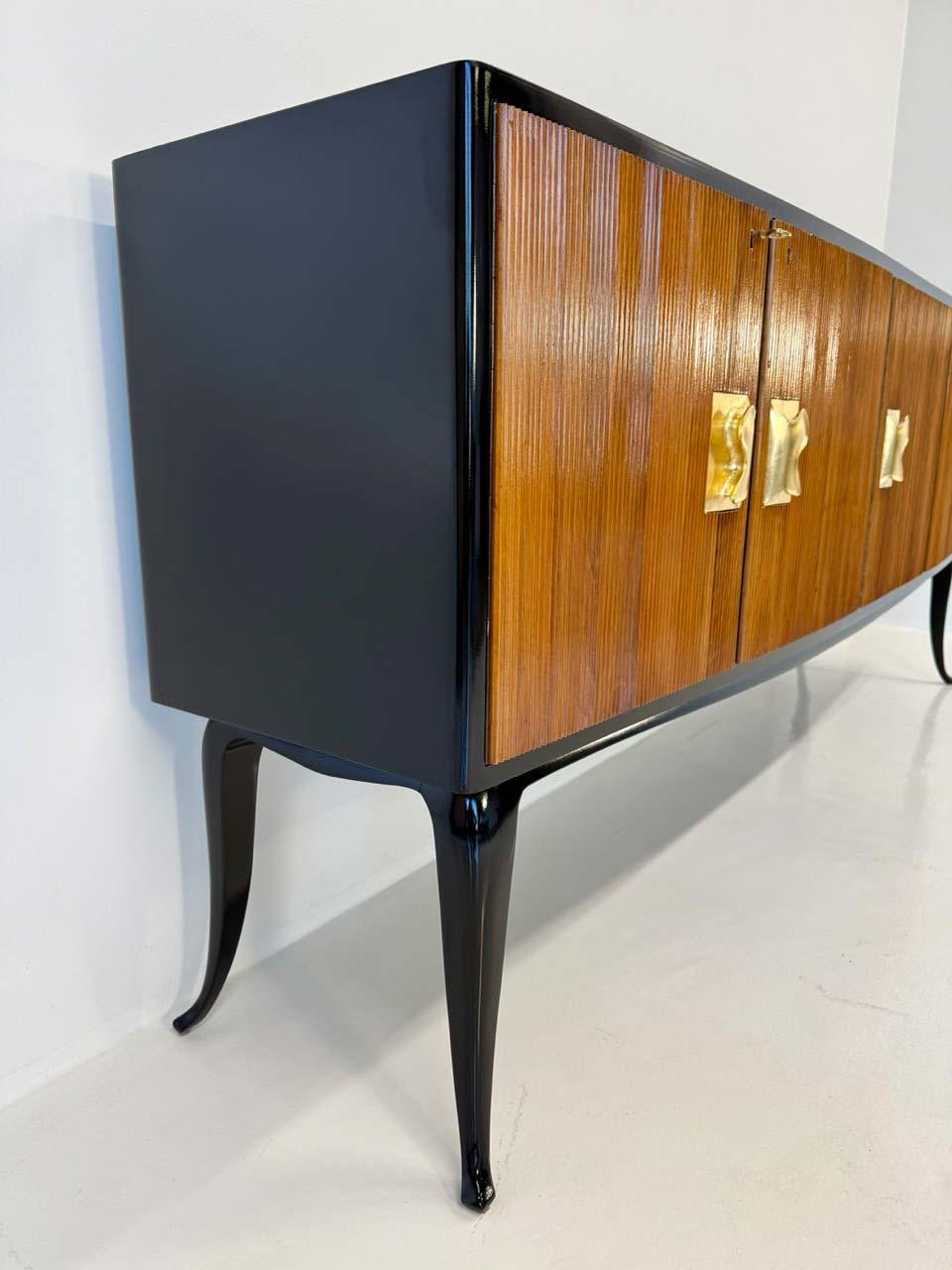 Credenza Art Deco italiana laccata, in noce e foglia d'oro attr. Borsani, anni '50 In condizioni buone in vendita a Meda, MB