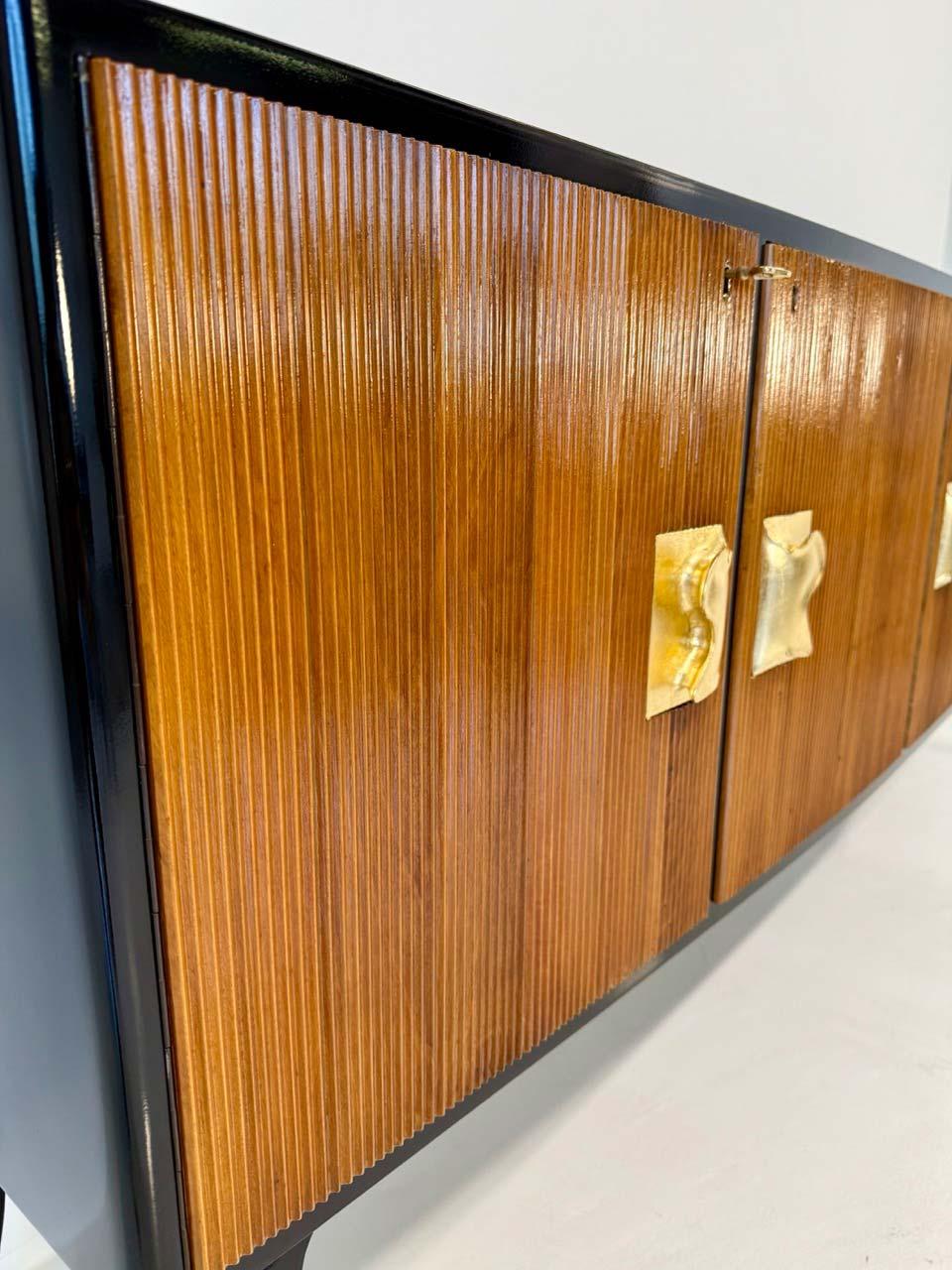 Metà XX secolo Credenza Art Deco italiana laccata, in noce e foglia d'oro attr. Borsani, anni '50 in vendita