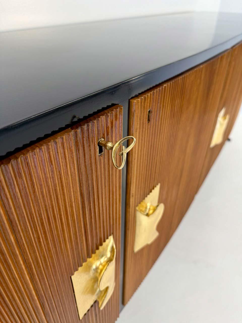 Ottone Credenza Art Deco italiana laccata, in noce e foglia d'oro attr. Borsani, anni '50 in vendita