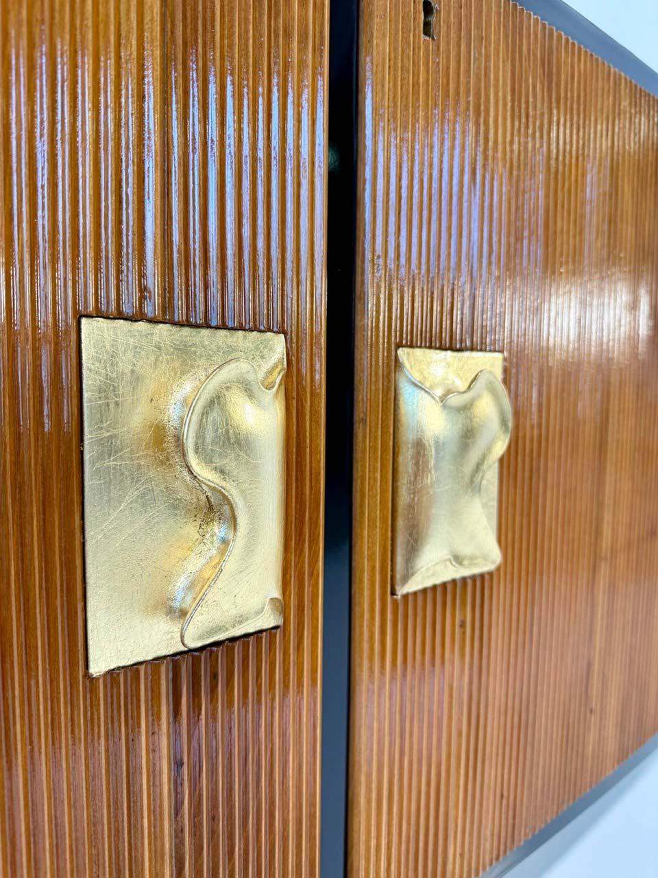 Credenza Art Deco italiana laccata, in noce e foglia d'oro attr. Borsani, anni '50 in vendita 1