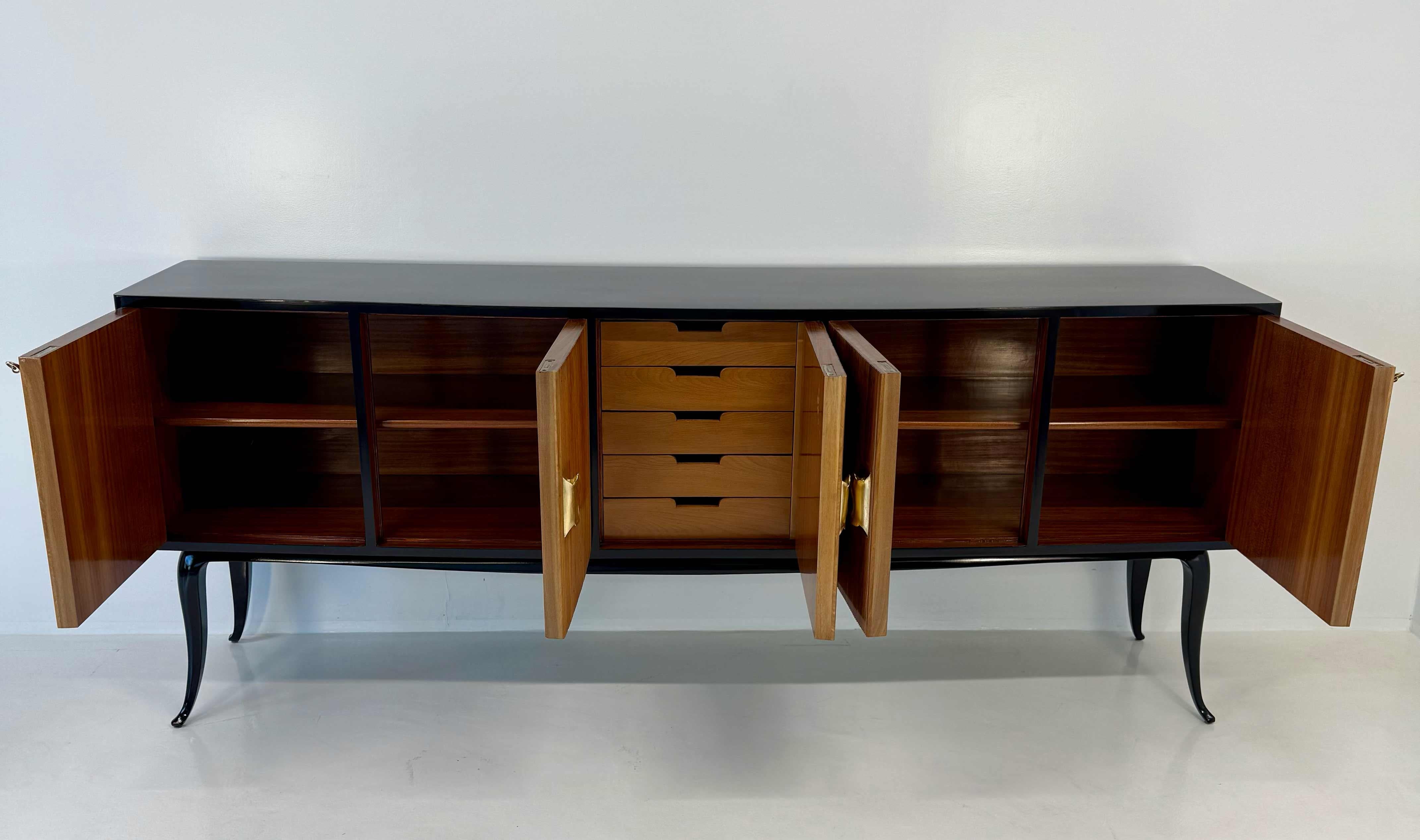 Credenza Art Deco italiana laccata, in noce e foglia d'oro attr. Borsani, anni '50 in vendita 2