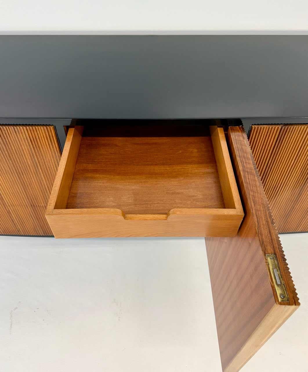 Credenza Art Deco italiana laccata, in noce e foglia d'oro attr. Borsani, anni '50 in vendita 3