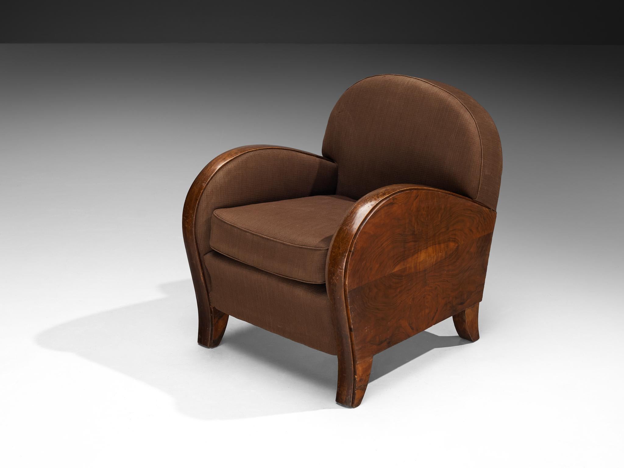 Butaca, nogal, tela, Italia, años 30

Este sillón italiano Art Déco de los años 30 desprende elegancia y una cautivadora oscuridad. Esto se debe principalmente a su paleta de colores y a su forma poco común. Su silueta redondeada, desde el respaldo