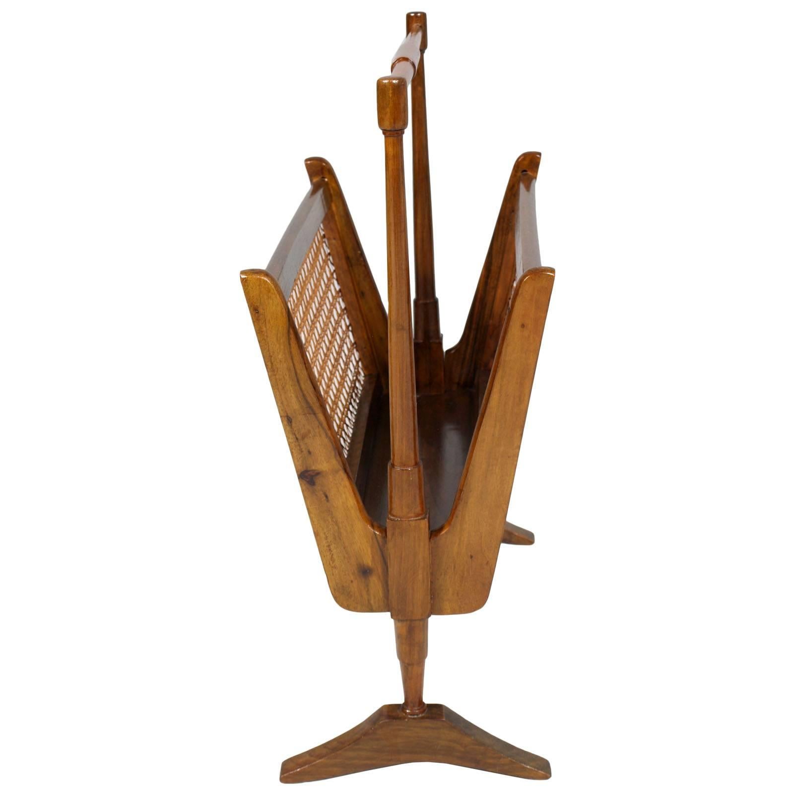 Italian Art Deco magazine rack Gio Ponti style, walnut and Vienna straw polished to wax. Excellent conditions

Measures cm: H 53, W 45, D 25.