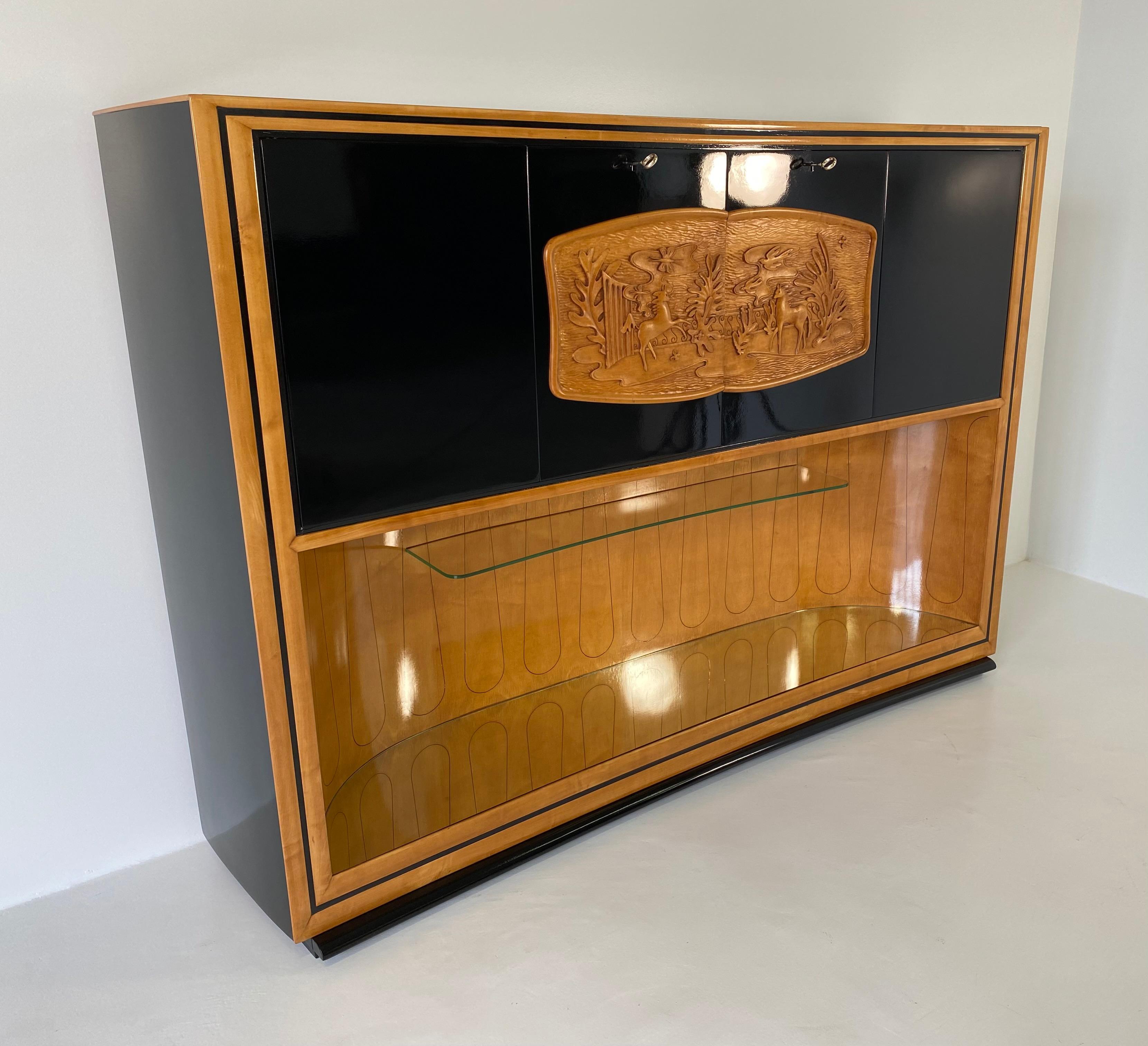 Italian Art Deco Maple and Black Lacquered Bar Cabinet by Vittorio Dassi, 1940s In Good Condition In Meda, MB