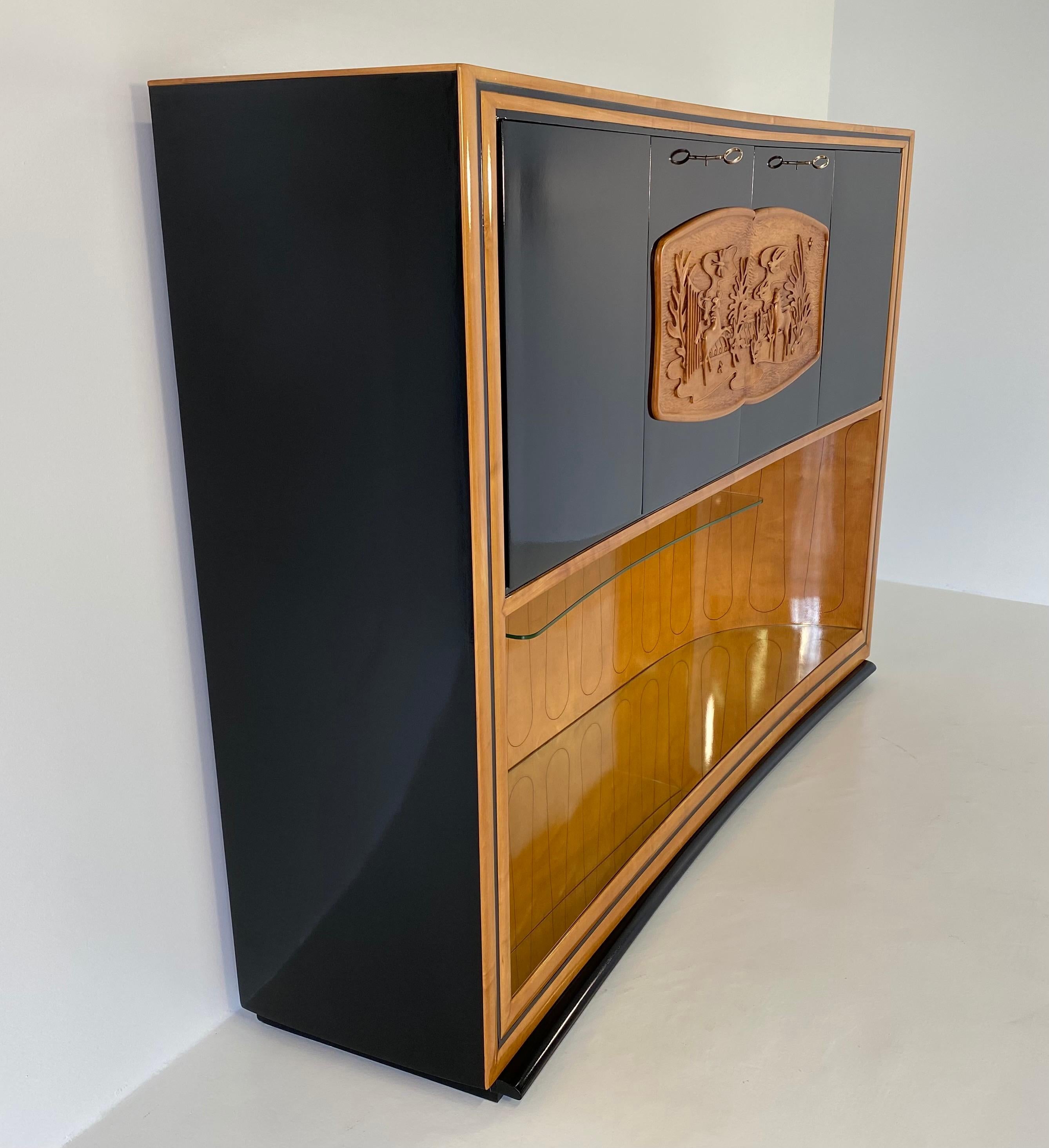 Mid-20th Century Italian Art Deco Maple and Black Lacquered Bar Cabinet by Vittorio Dassi, 1940s