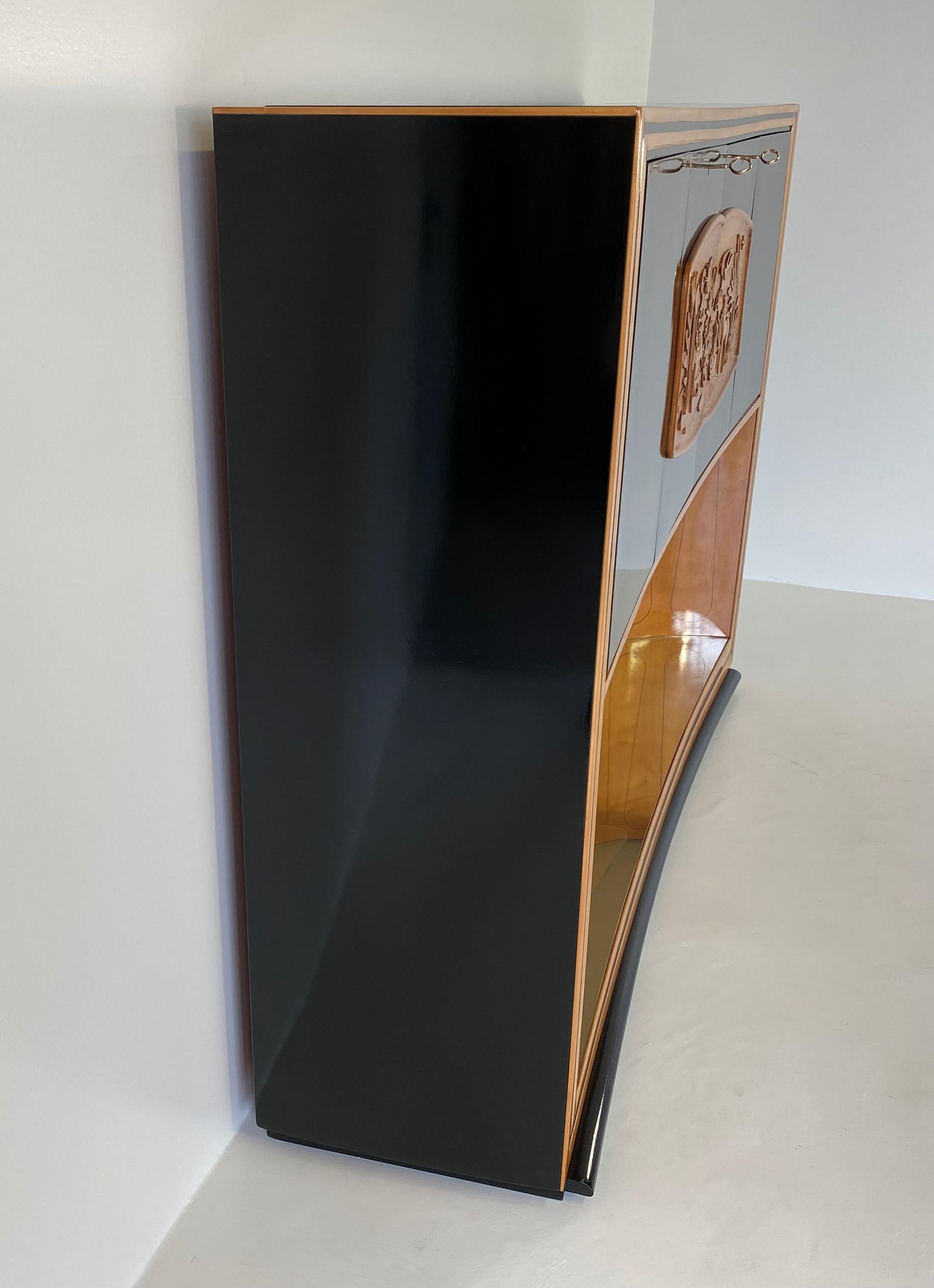 Brass Italian Art Deco Maple and Black Lacquered Bar Cabinet by Vittorio Dassi, 1940s