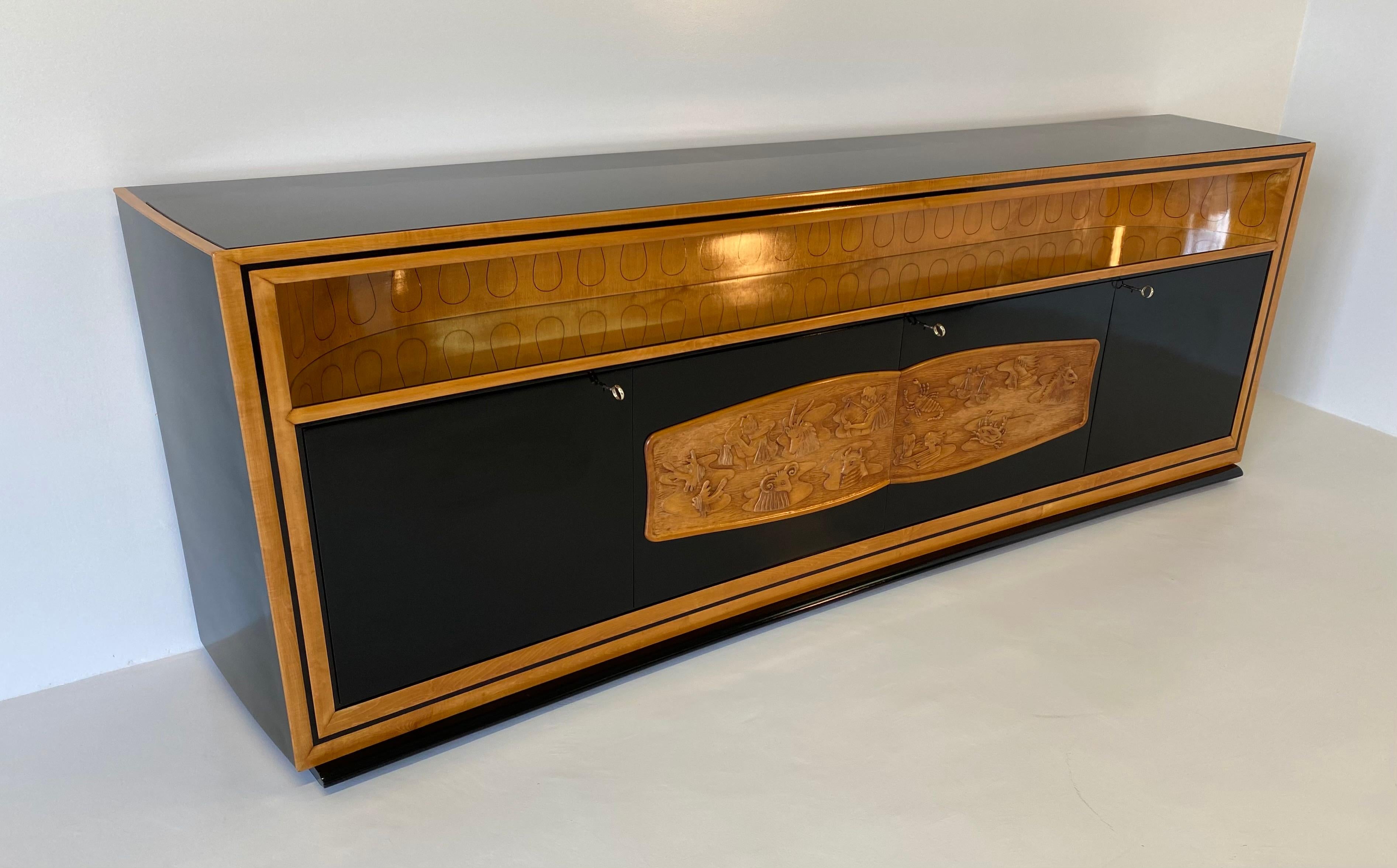 Mid-20th Century Italian Art Deco Maple and Black Lacquered Sideboard by Vittorio Dassi, 1940s