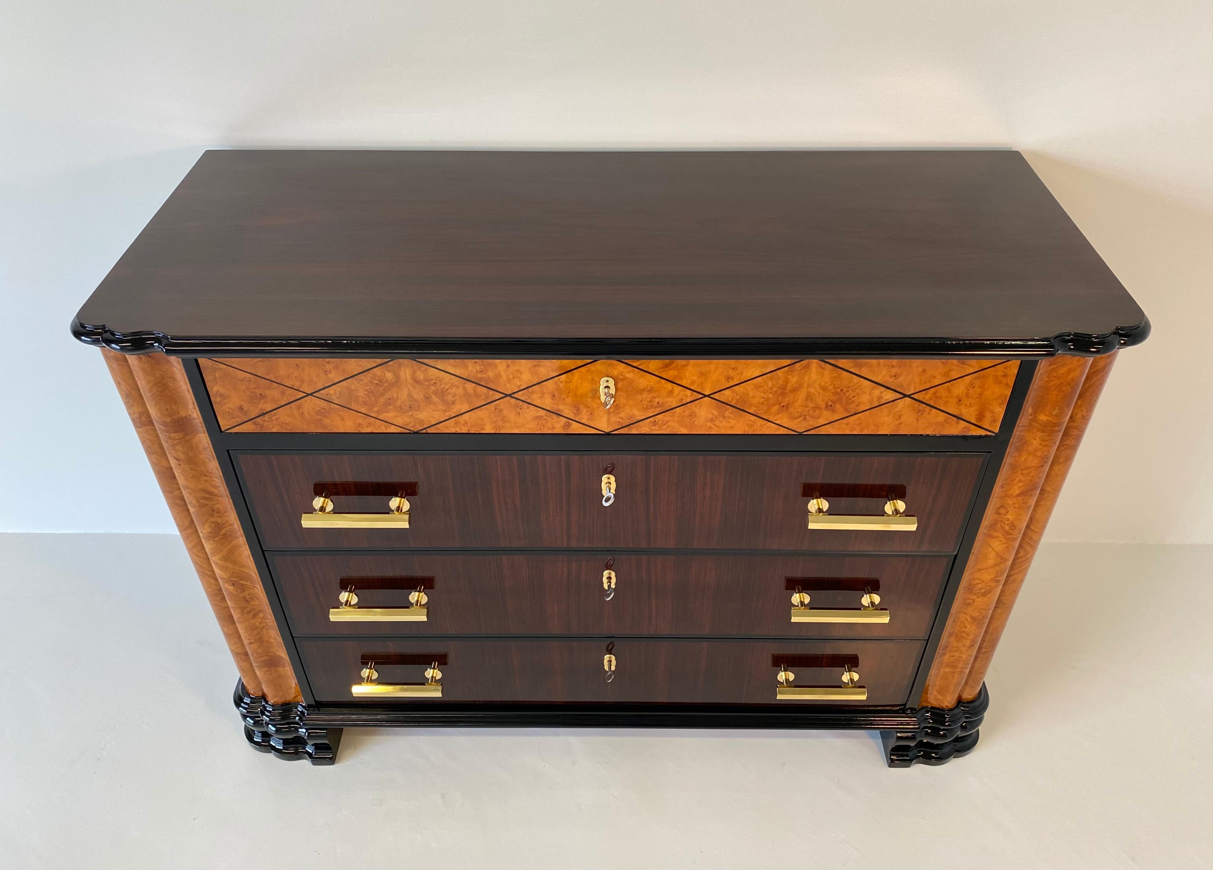 This chest of drawers was produced in Italy in the 1930s.
The front is in maple briar while the details and edges are black lacquered.
The handles are made of brass.
Completely restored.