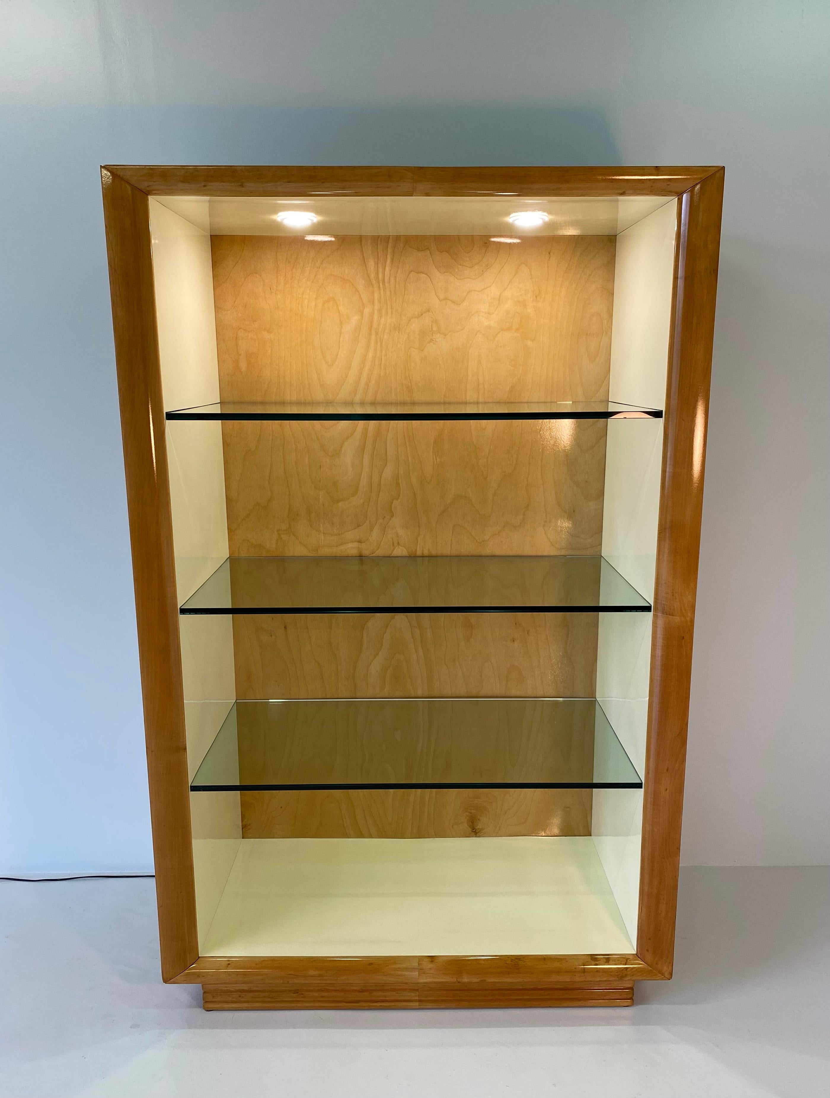 Italian Art Deco Maple And Ivory Lacquer Bookcase , 1940s In Good Condition In Meda, MB