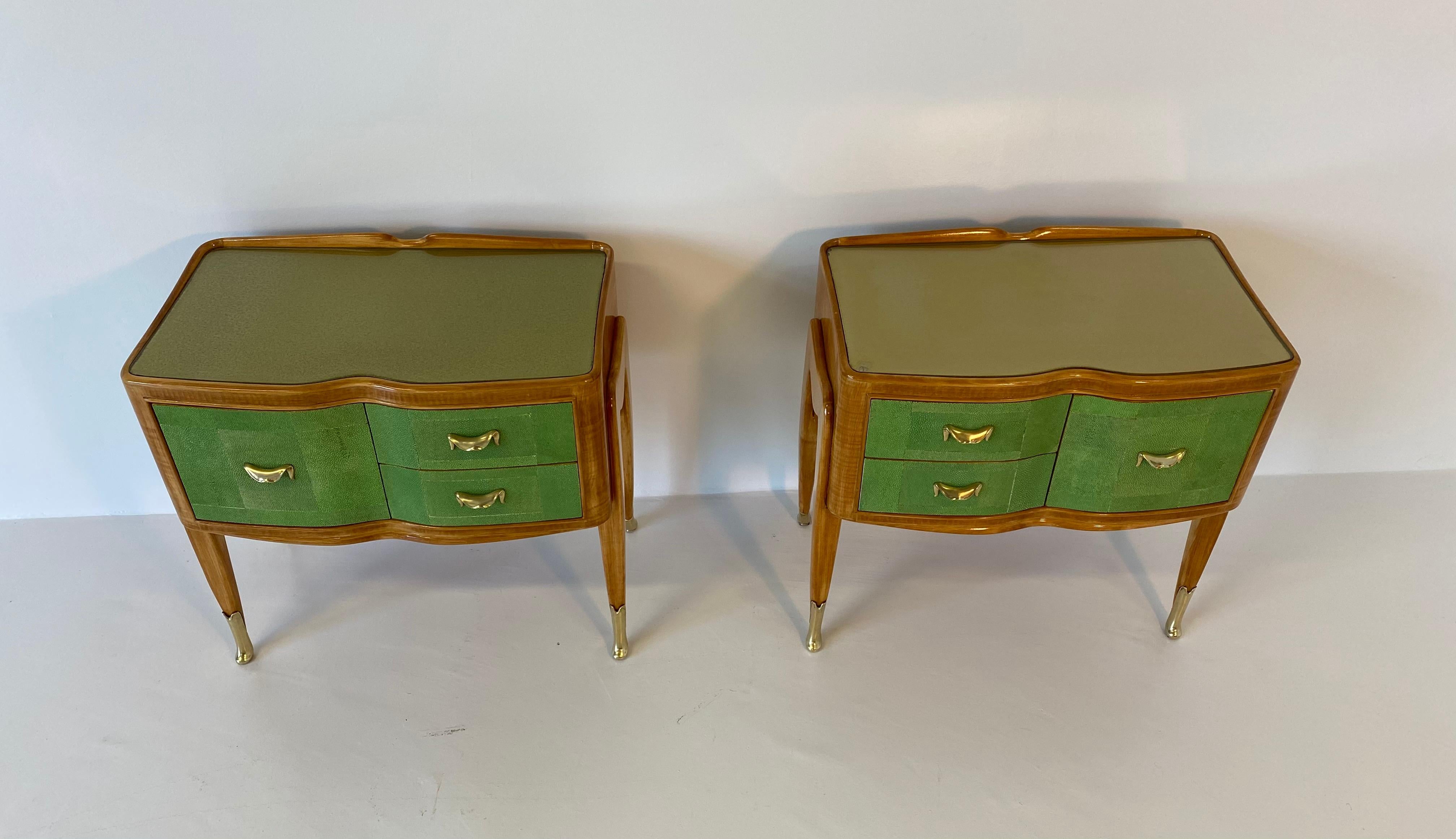 This precious pair of bedside tables was produced in Italy in the 40s.
They are entirely in maple while the front is covered with green shagreen.
The handles and tips are in brass.
Fully restored.