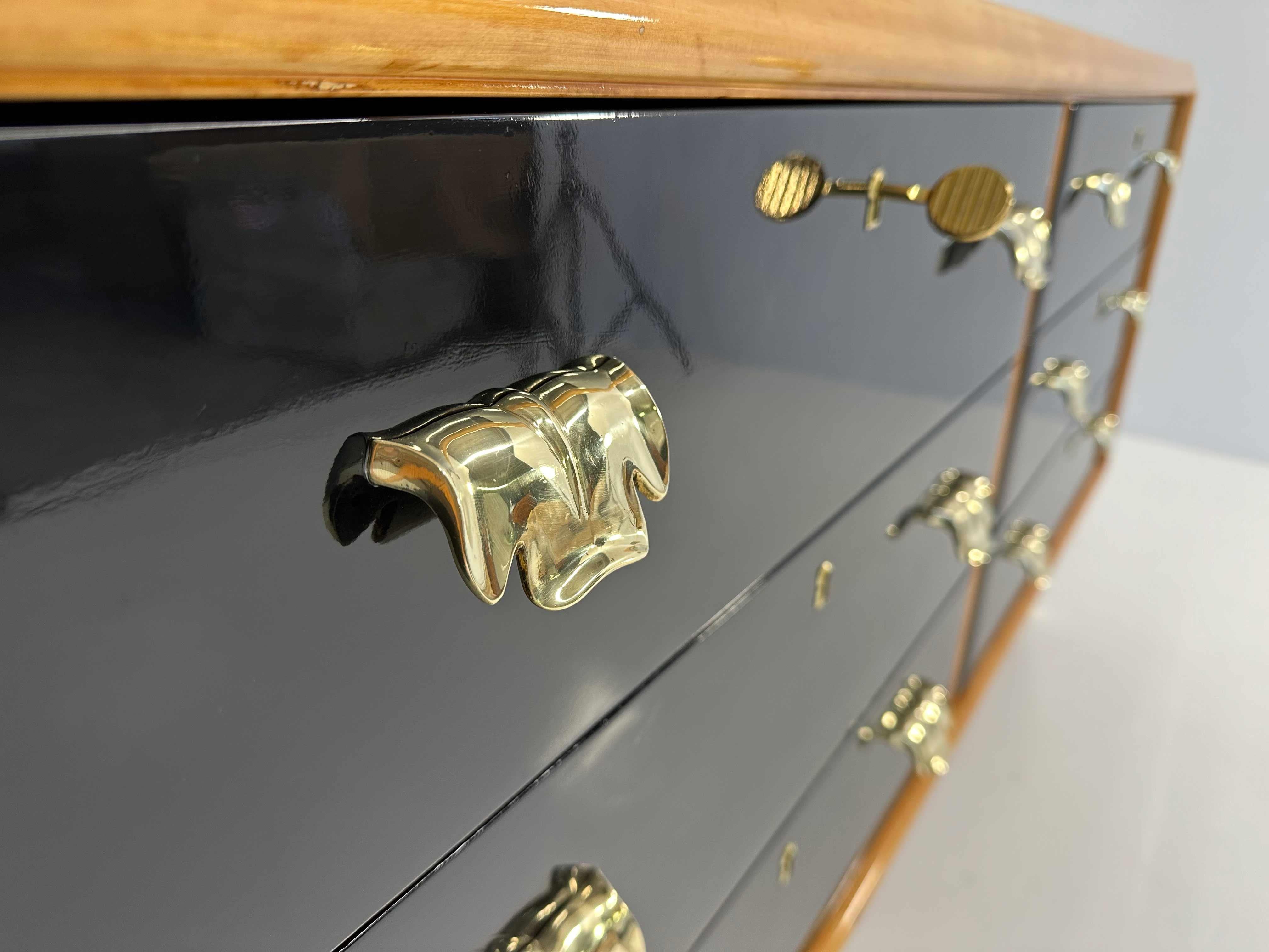 Italian Art Deco Maple, Brass and Black Lacquered Dresser, 1940s For Sale 6
