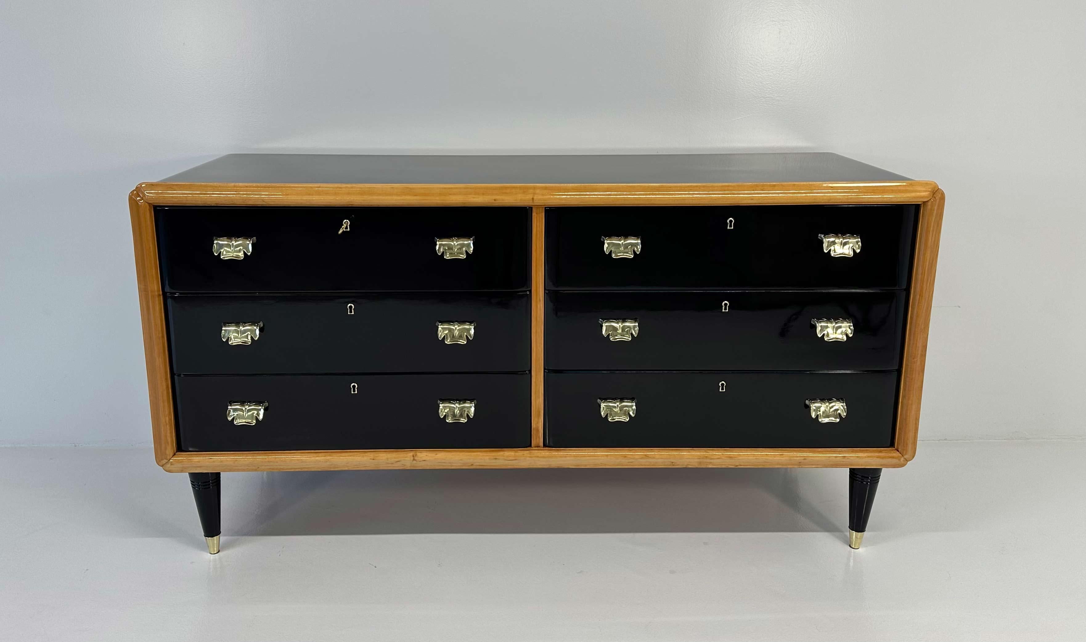 Italian Art Deco Maple, Brass and Black Lacquered Dresser, 1940s In Good Condition For Sale In Meda, MB