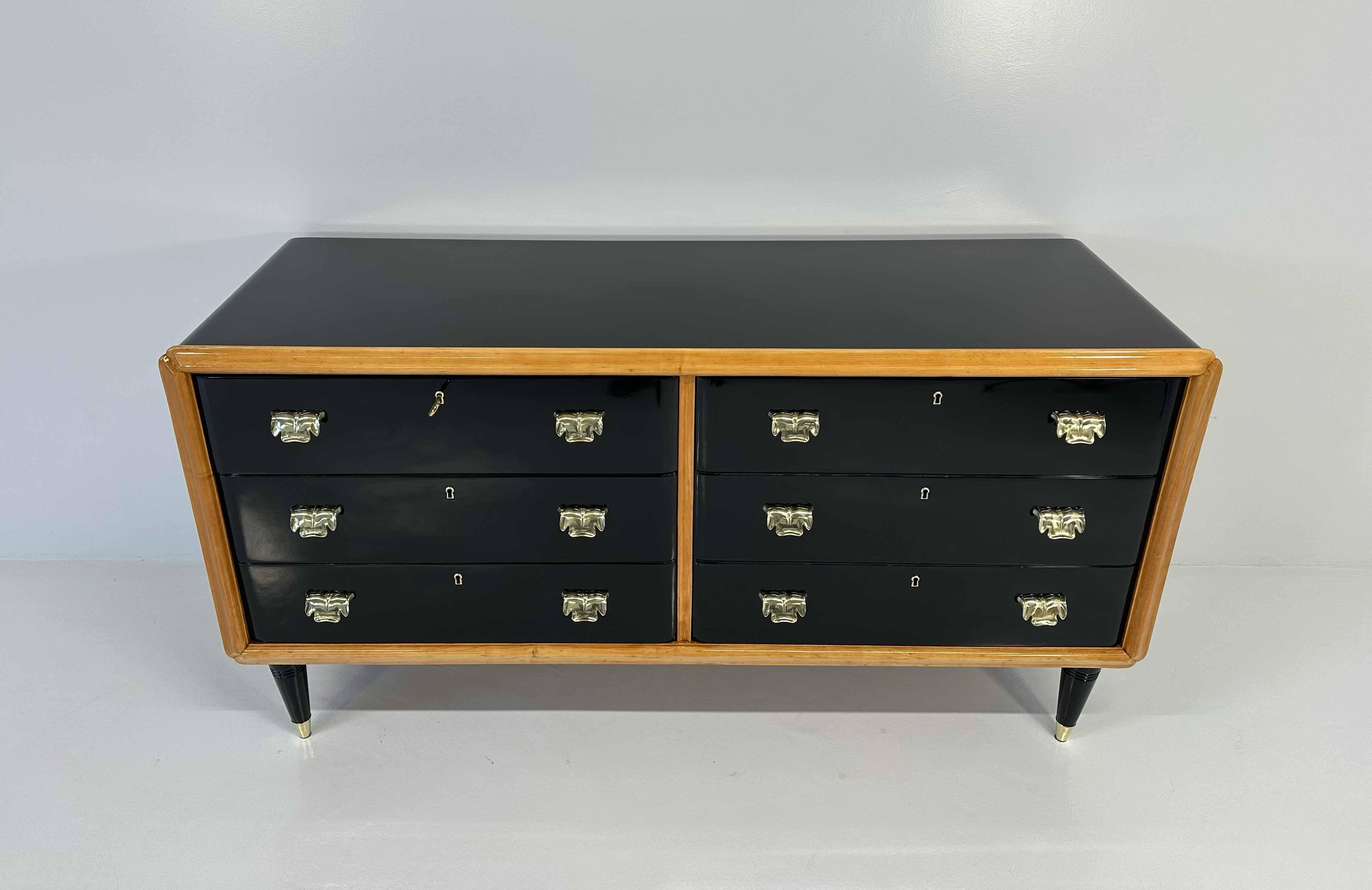 Italian Art Deco Maple, Brass and Black Lacquered Dresser, 1940s In Good Condition For Sale In Meda, MB