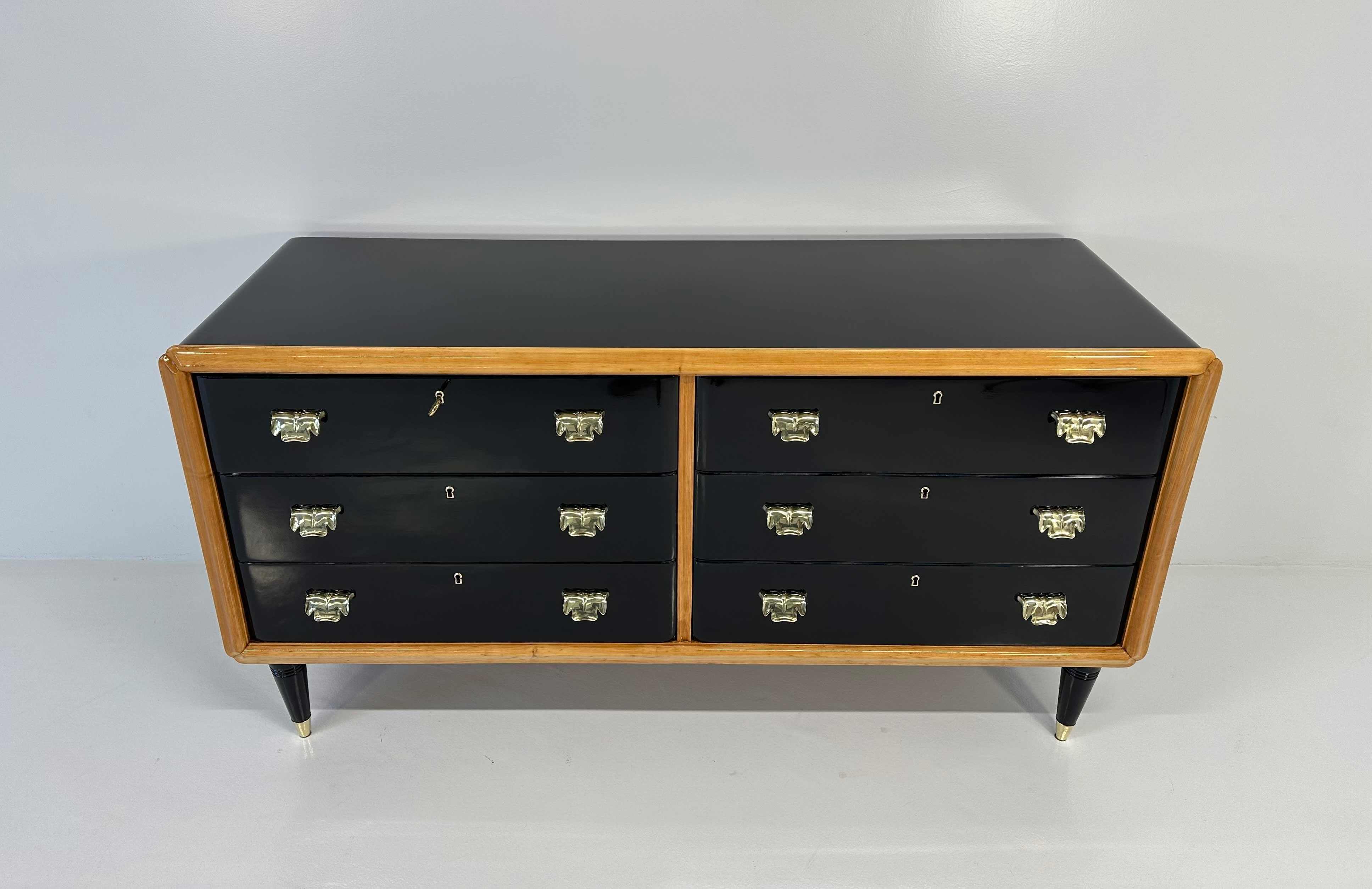 Mid-20th Century Italian Art Deco Maple, Brass and Black Lacquered Dresser, 1940s For Sale