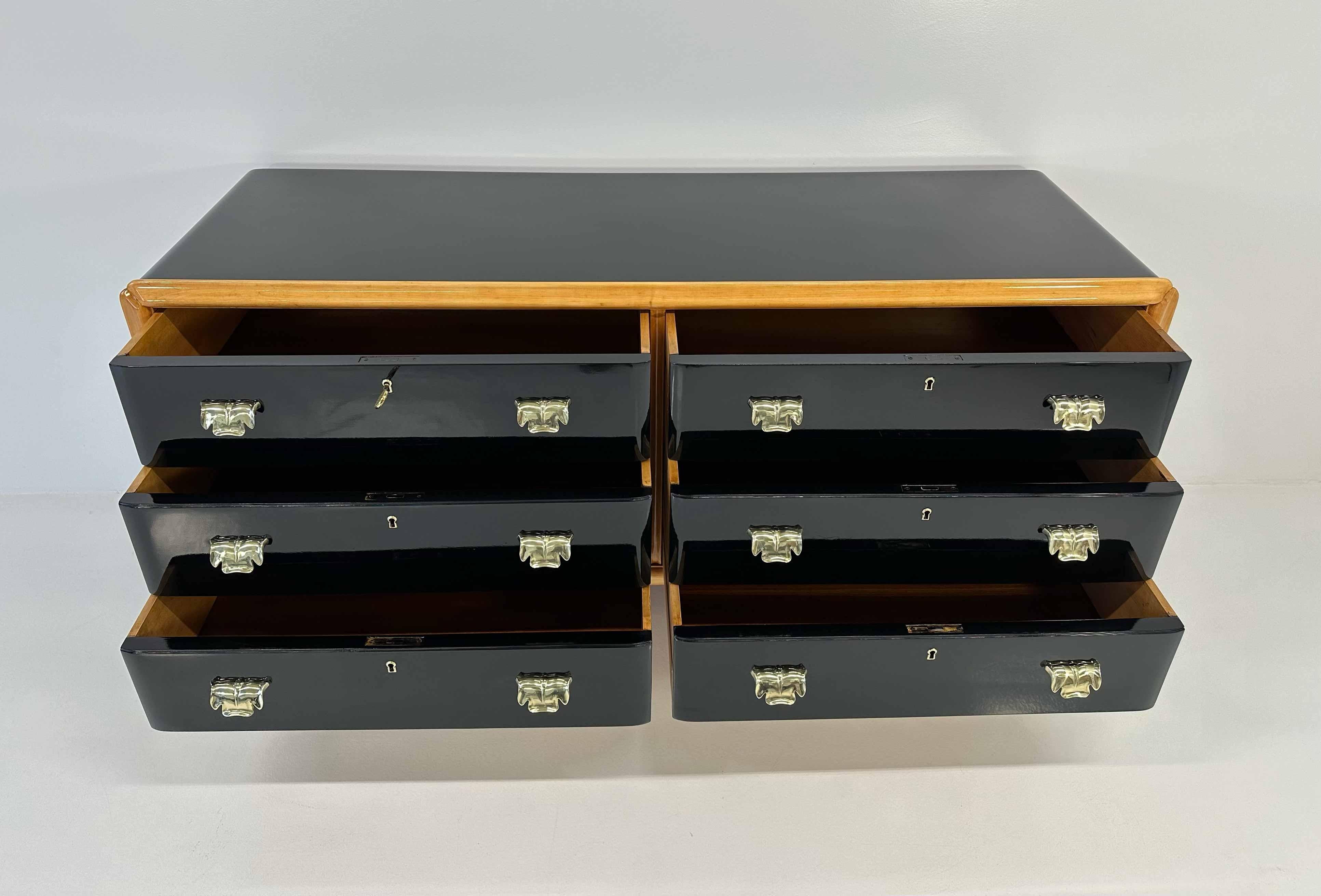 Italian Art Deco Maple, Brass and Black Lacquered Dresser, 1940s For Sale 4