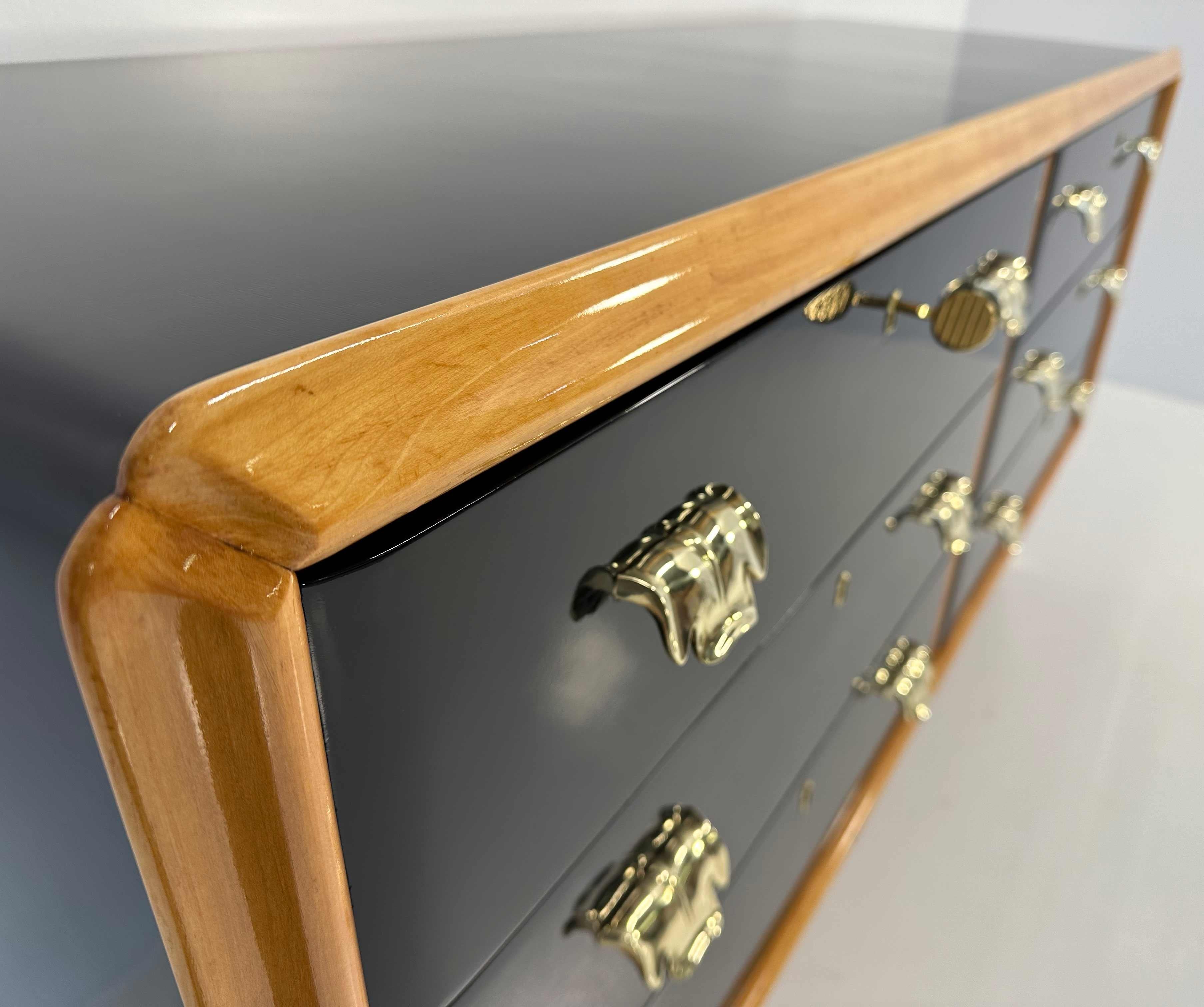 Italian Art Deco Maple, Brass and Black Lacquered Dresser, 1940s For Sale 5