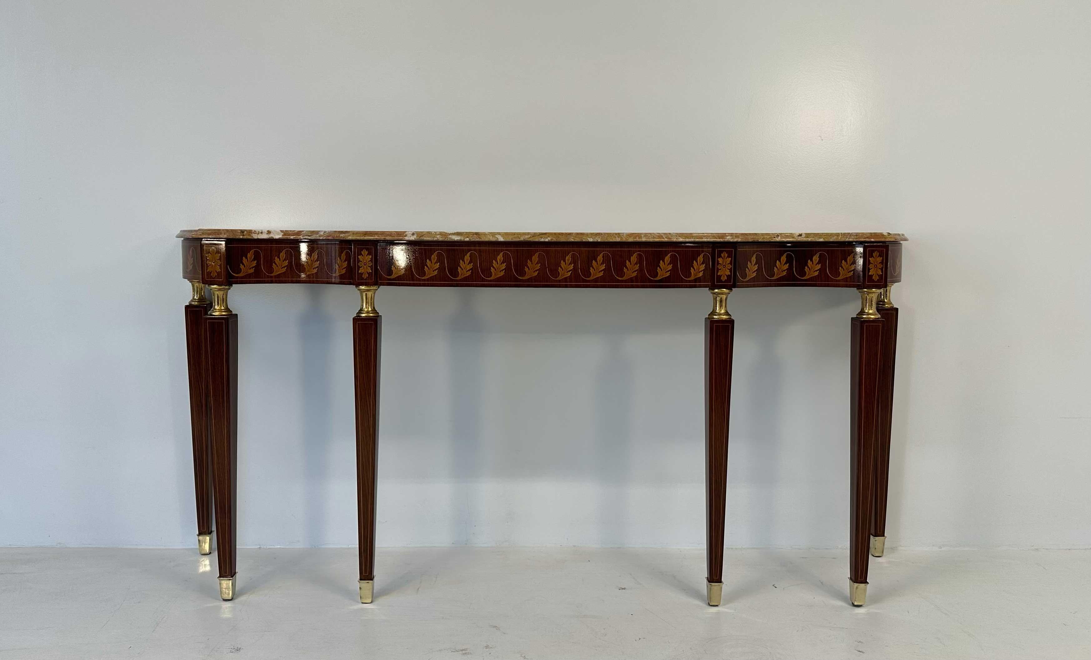 Diese Konsole wurde in den 1950er Jahren in Italien hergestellt und kann dem Design von Paolo Buffa zugeschrieben werden. Die Platte ist eine Marmorplatte, die auf einer Struktur aus edlem Holz liegt. Sie zeichnet sich durch eine elegante Intarsie