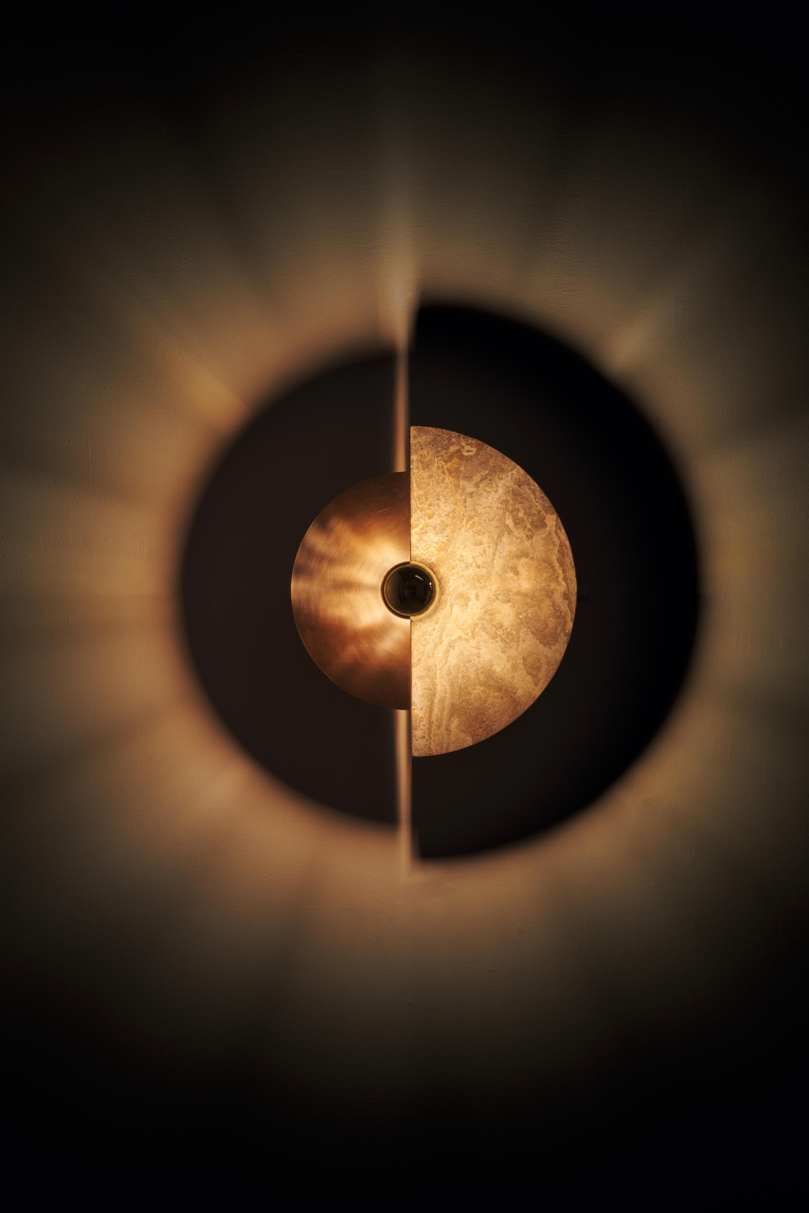 El aplique Levante, con su forma circular, es una fuerte referencia al sol.
Este elemento de diseño confiere al candelabro una cualidad artística y simbólica que puede añadir interés y significado a la decoración de una habitación. La forma circular