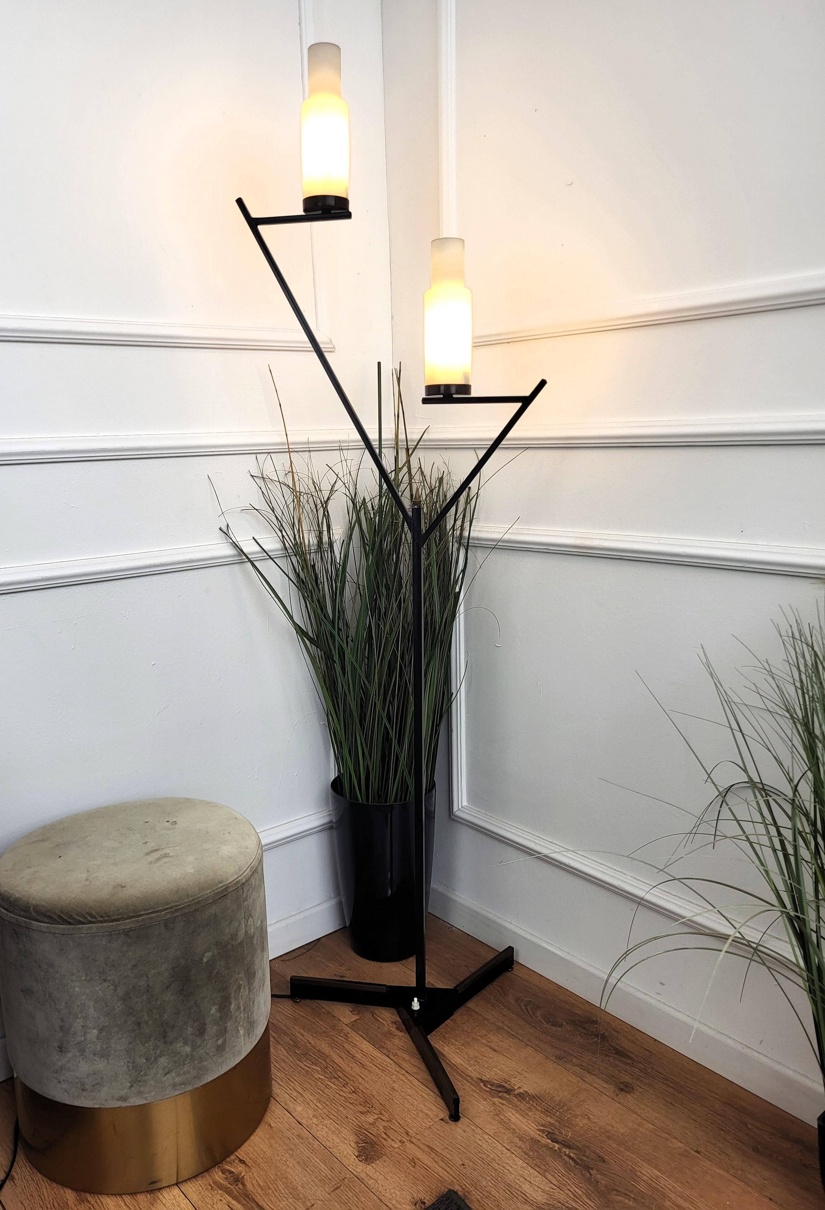 Italian Art Deco Mid-Century Black Metal Gilt Brass Opaline Glass Floor Lamp In Good Condition For Sale In Carimate, Como