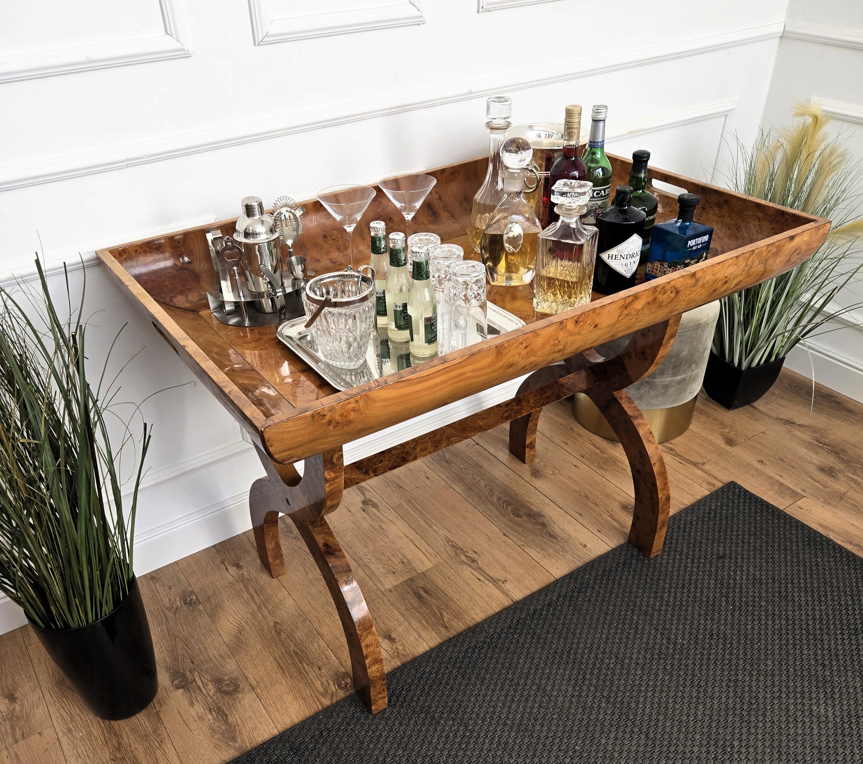 Schöne und atemberaubende große italienische Art Deco trocken Bar Tablett Beistelltisch in großen Holzfurnier mit typisch geformten Design Beine. Die einzigartige Qualität und das typische Design und die Formen machen ihn zu einem echten Statement