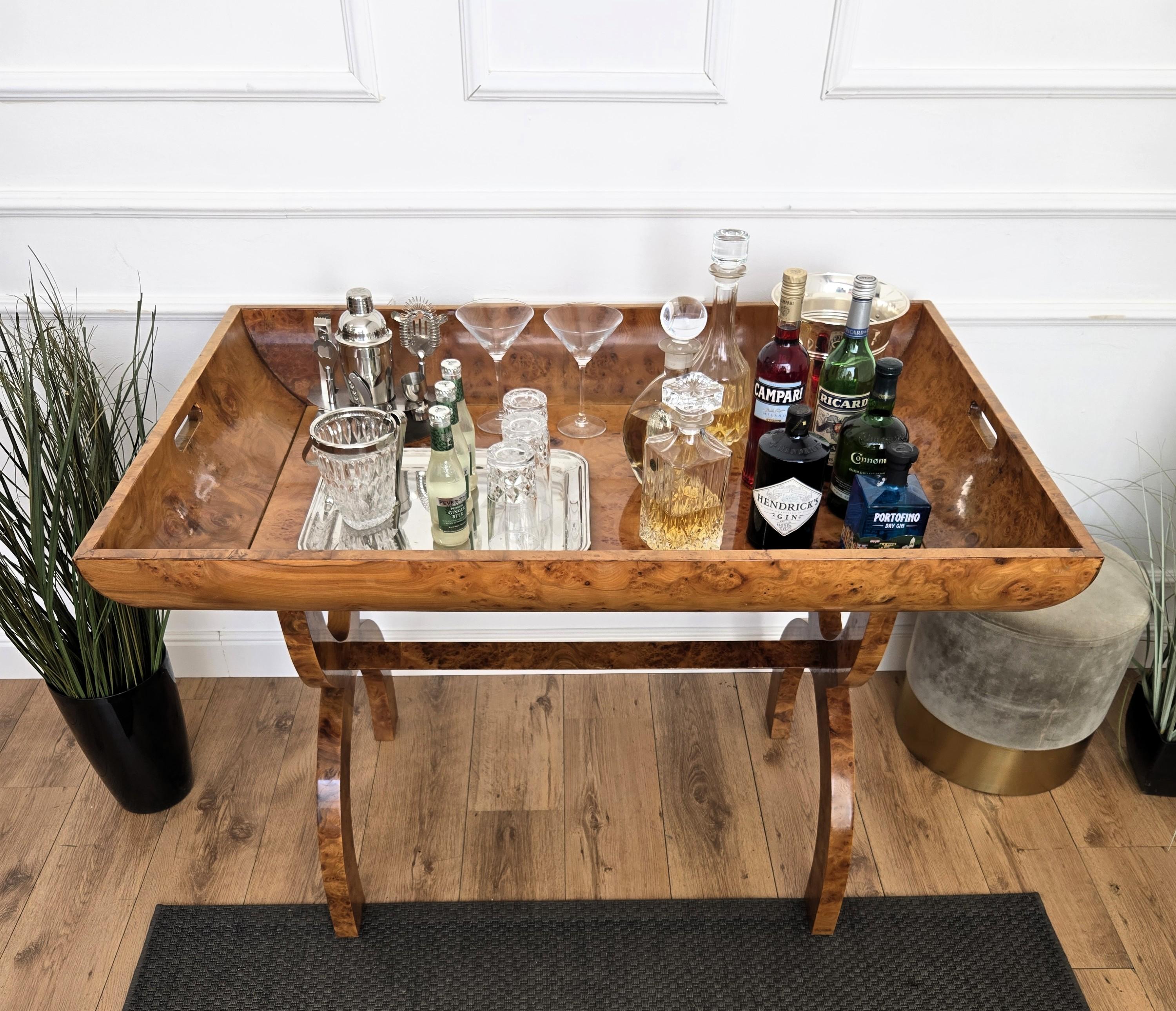 Italienischer Art-Deco-Mittel-Jahrhundert Nussbaum Wurzelholz Cocktail Trocken Bar Tablett Tisch (Art déco) im Angebot