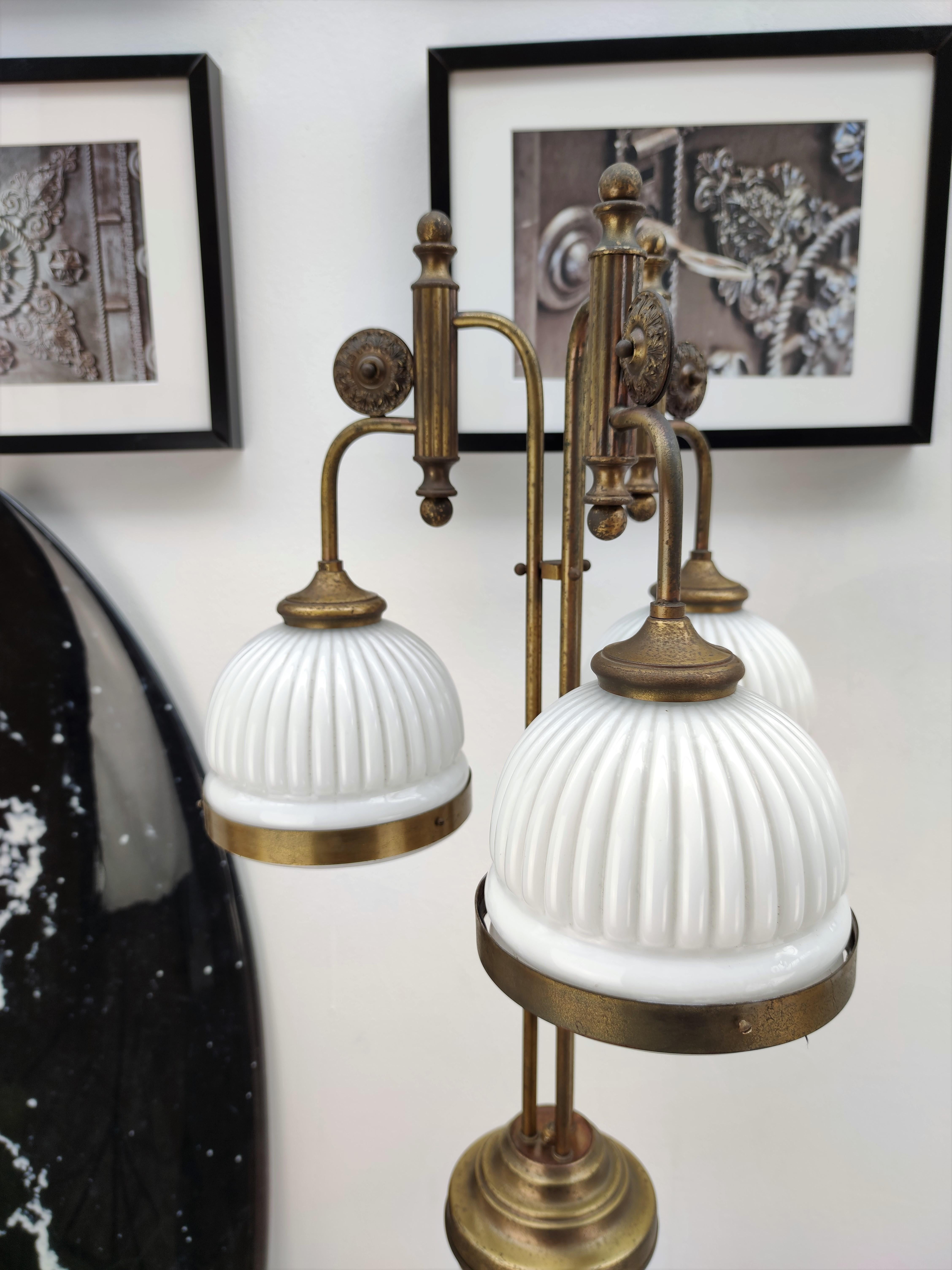 Italian Art Deco Midcentury Brass Opaline Glass Waterfall Floor Lamp In Good Condition In Carimate, Como