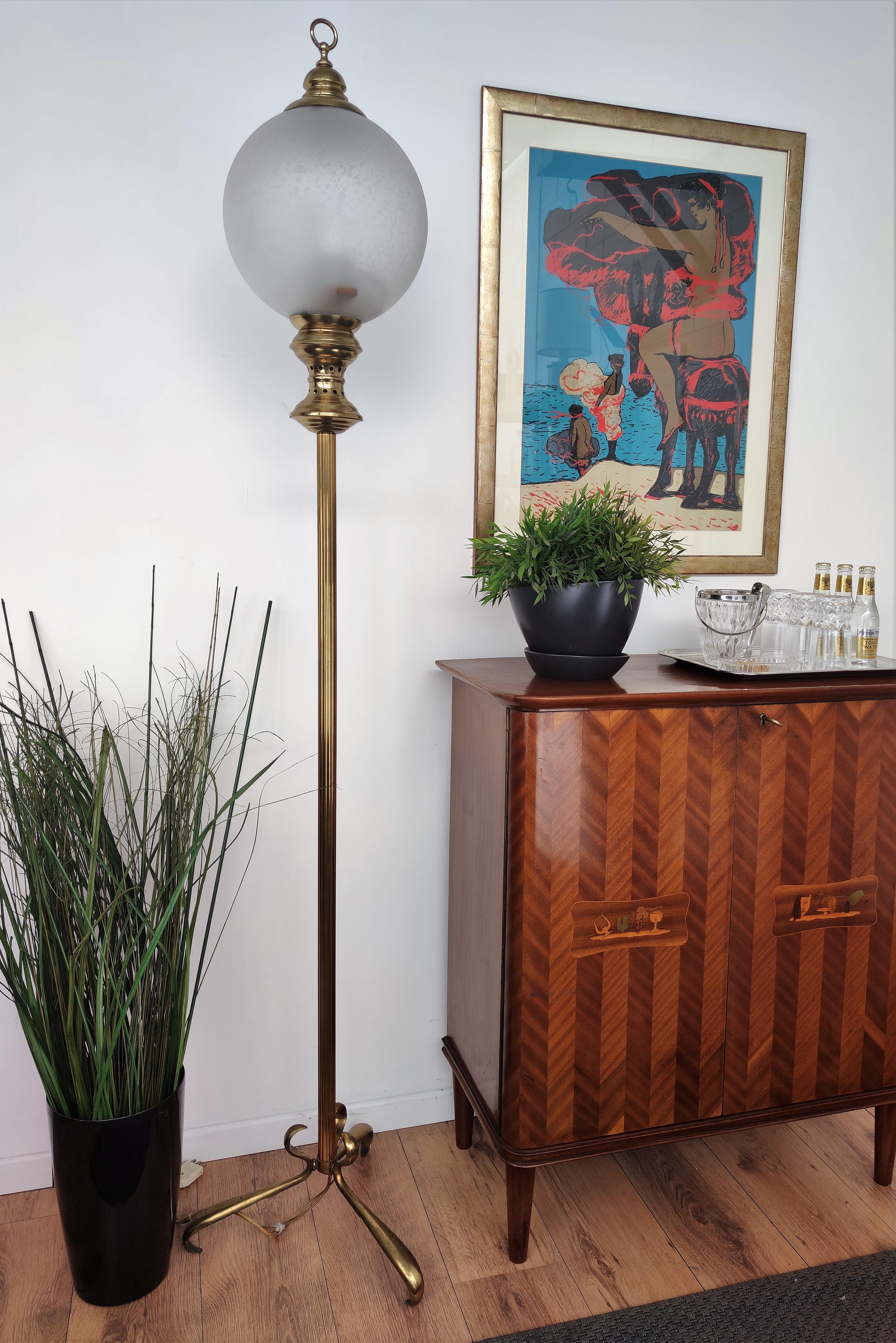 Beautiful Italian, in typical Art Deco and Hollywood Regency style floor lamp in brass with baloon shaped glass lampshade. A stylish, timeless, tasteful and classic piece that perfectly adds to every home decor the typical glitz, glamour and gold of