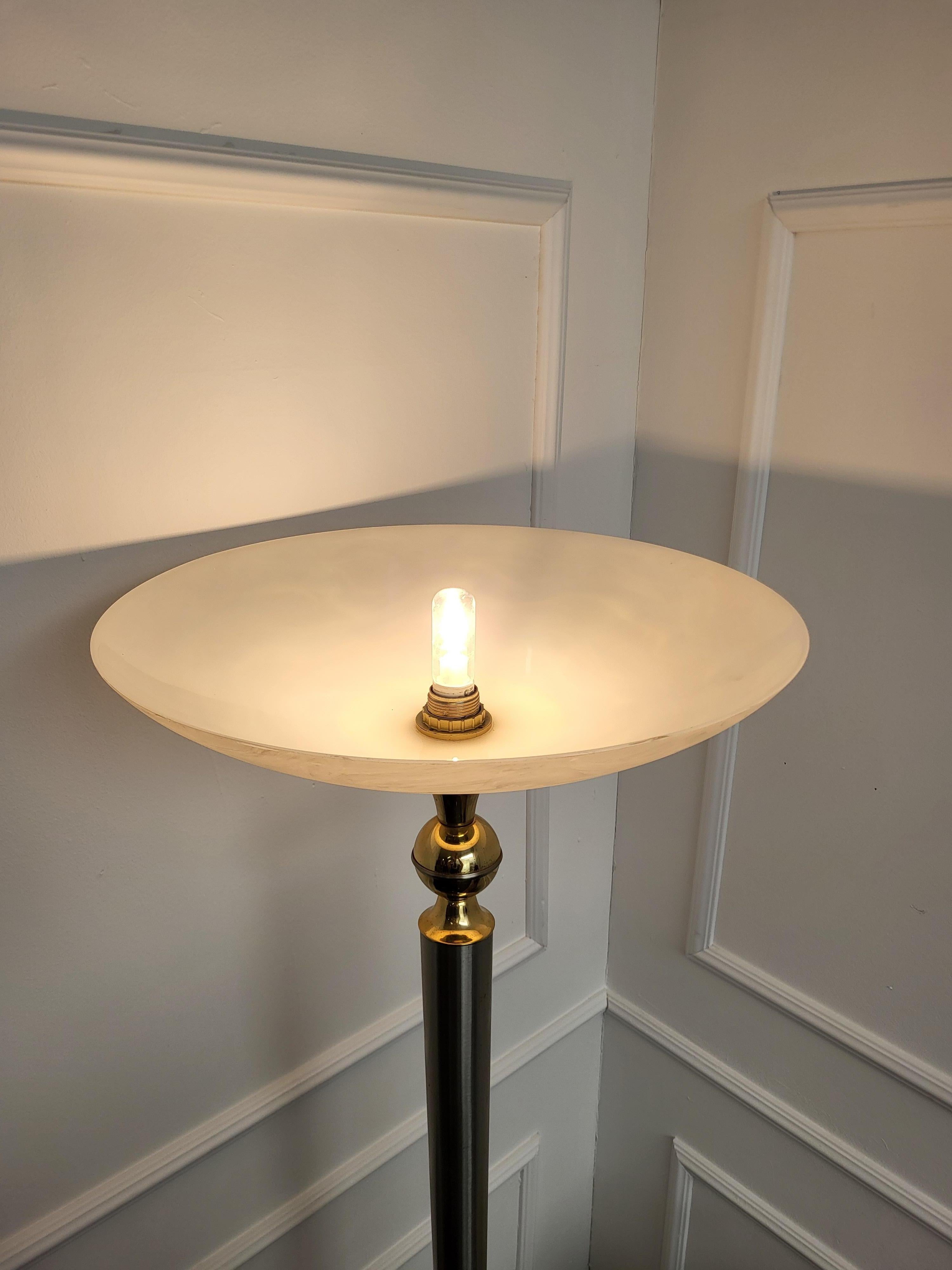 Italian Art Deco Midcentury Hollywood Regency Brass Glass Floor Lamp For Sale 3