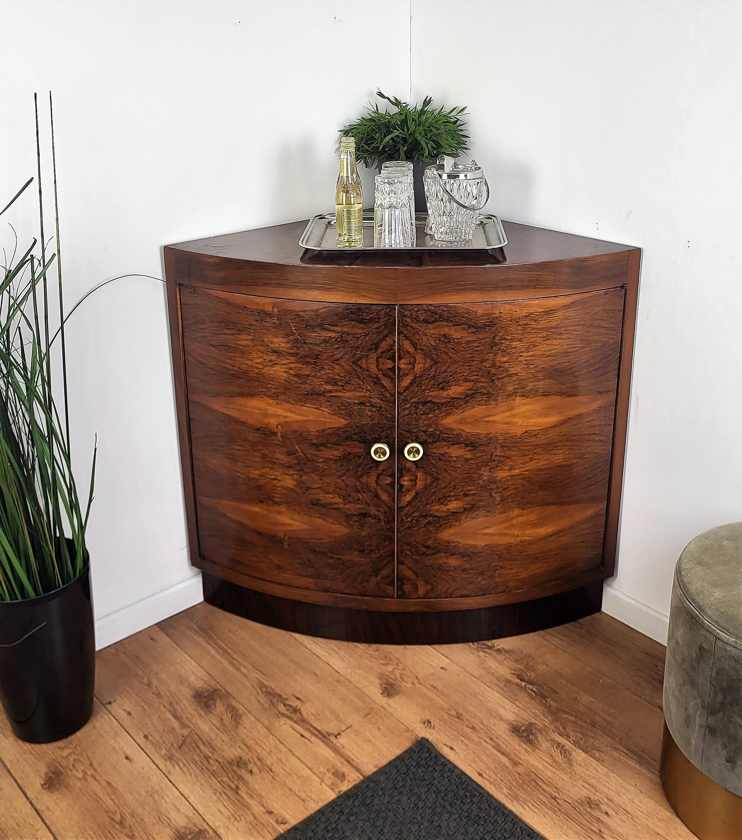 Beautiful and elegant Italian dry bar corner cabinet in the typical design and shapes of Mid-Century Modern pieces, in walnut and burl wood, with great decorative use of the veneer and geometric gilt motives on the top and the two doors with an