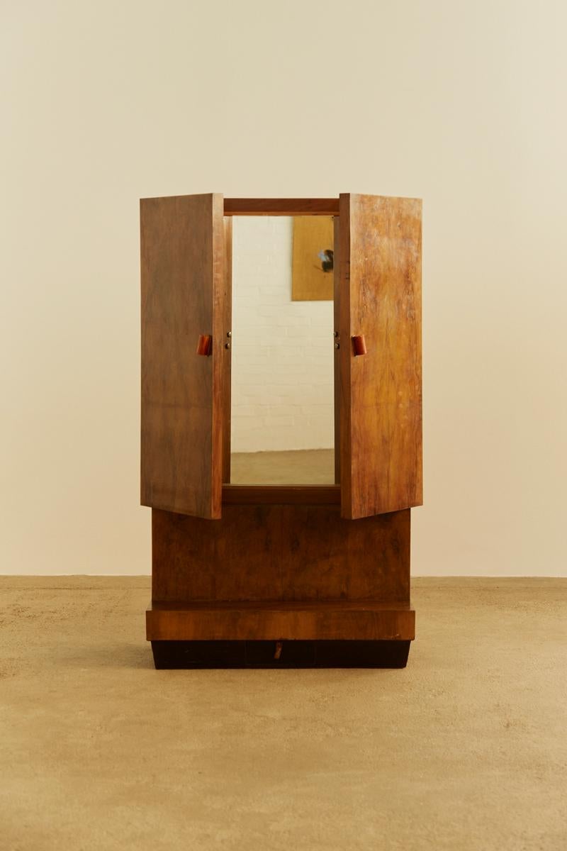 This stunning Italian Art Deco freestanding mirror is a true statement piece, combining elegance and functionality. Featuring three beautifully framed mirror elements, it offers a striking yet practical design. The exquisite Bakelite handles add a