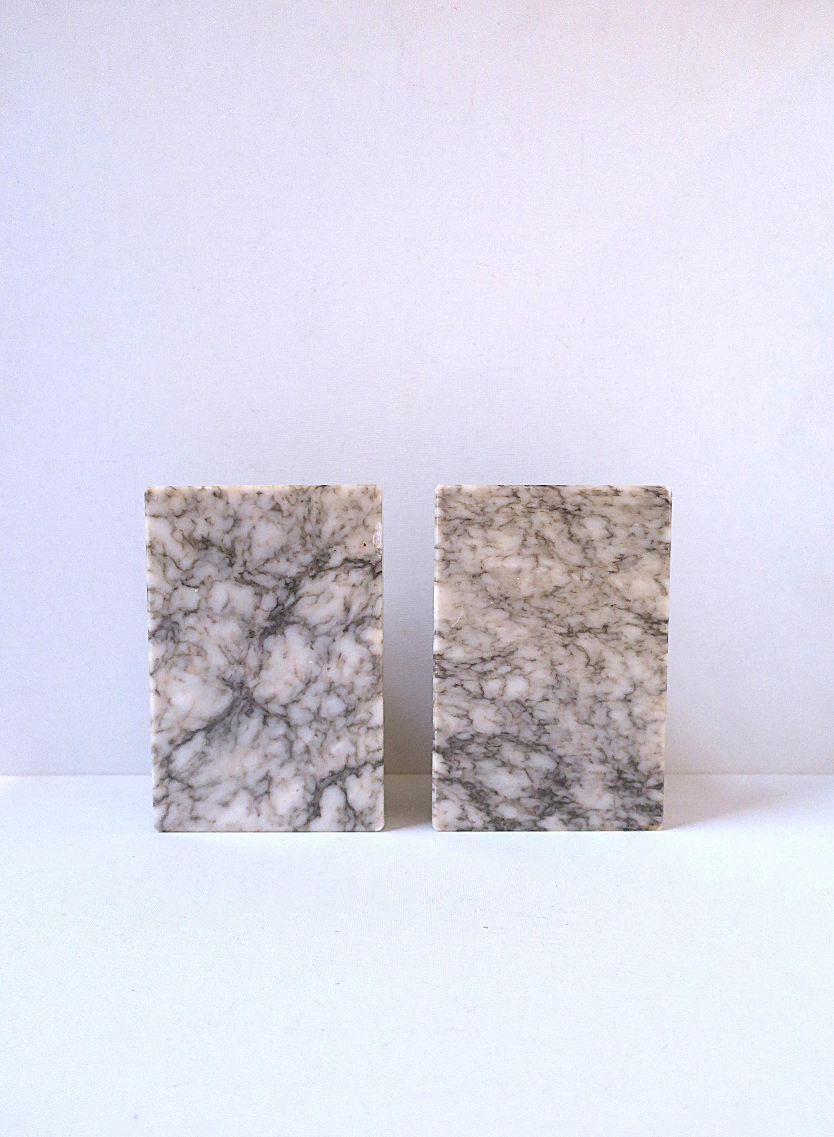 Par de sujetalibros italianos Art Decó modernos de m�ármol y alabastro en venta 4