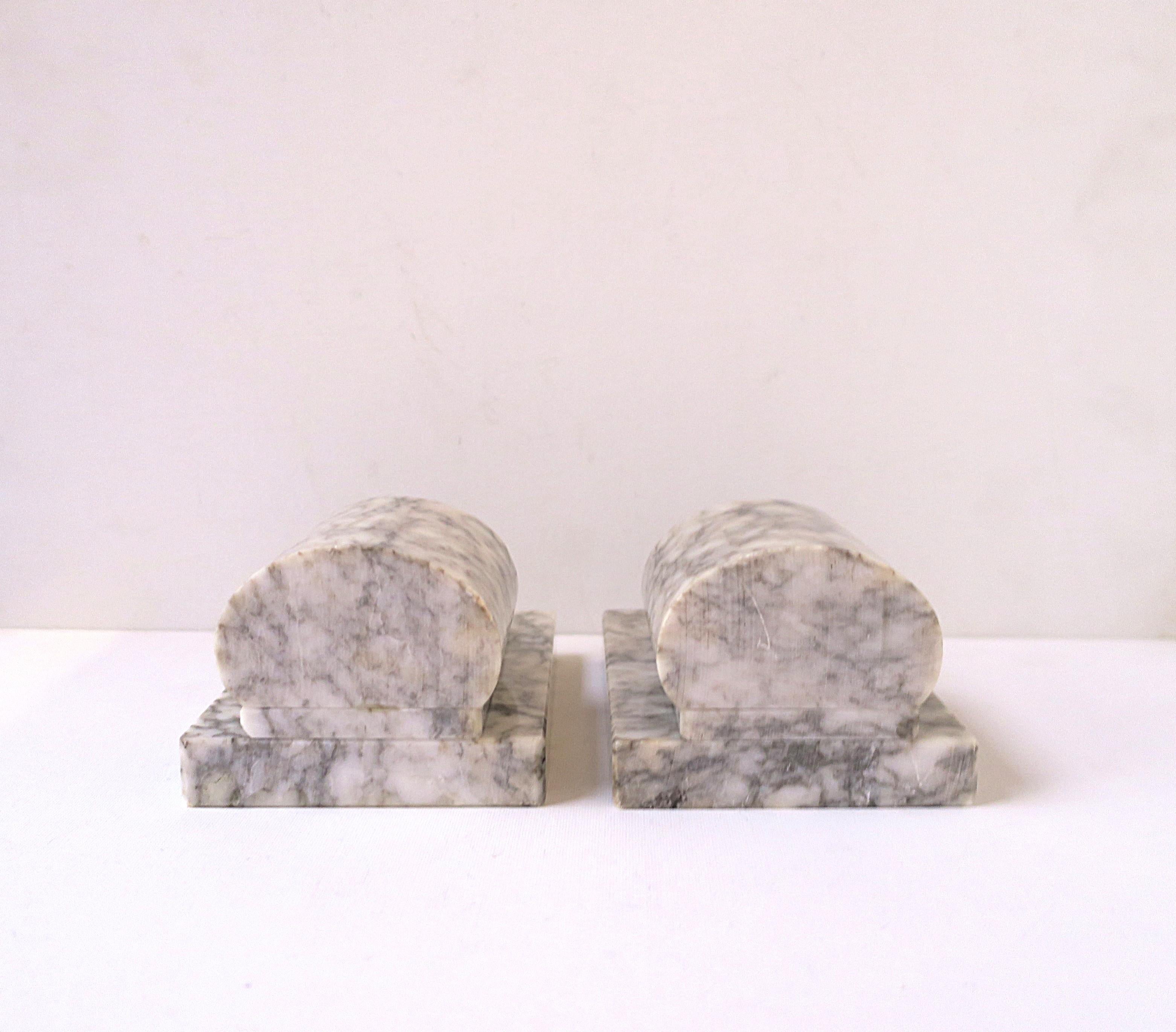 Par de sujetalibros italianos Art Decó modernos de mármol y alabastro en venta 5