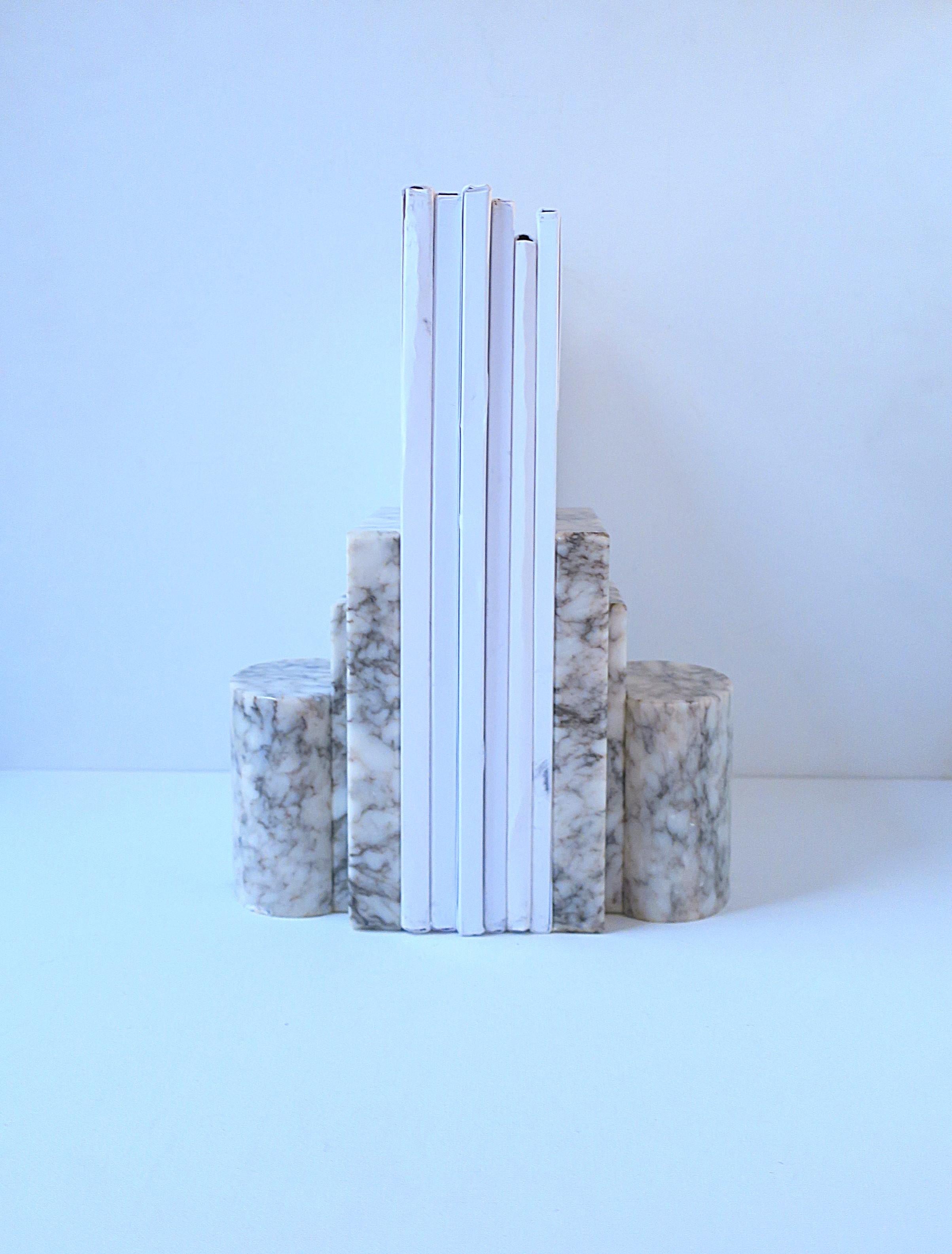 Par de sujetalibros italianos Art Decó modernos de mármol y alabastro Italiano en venta