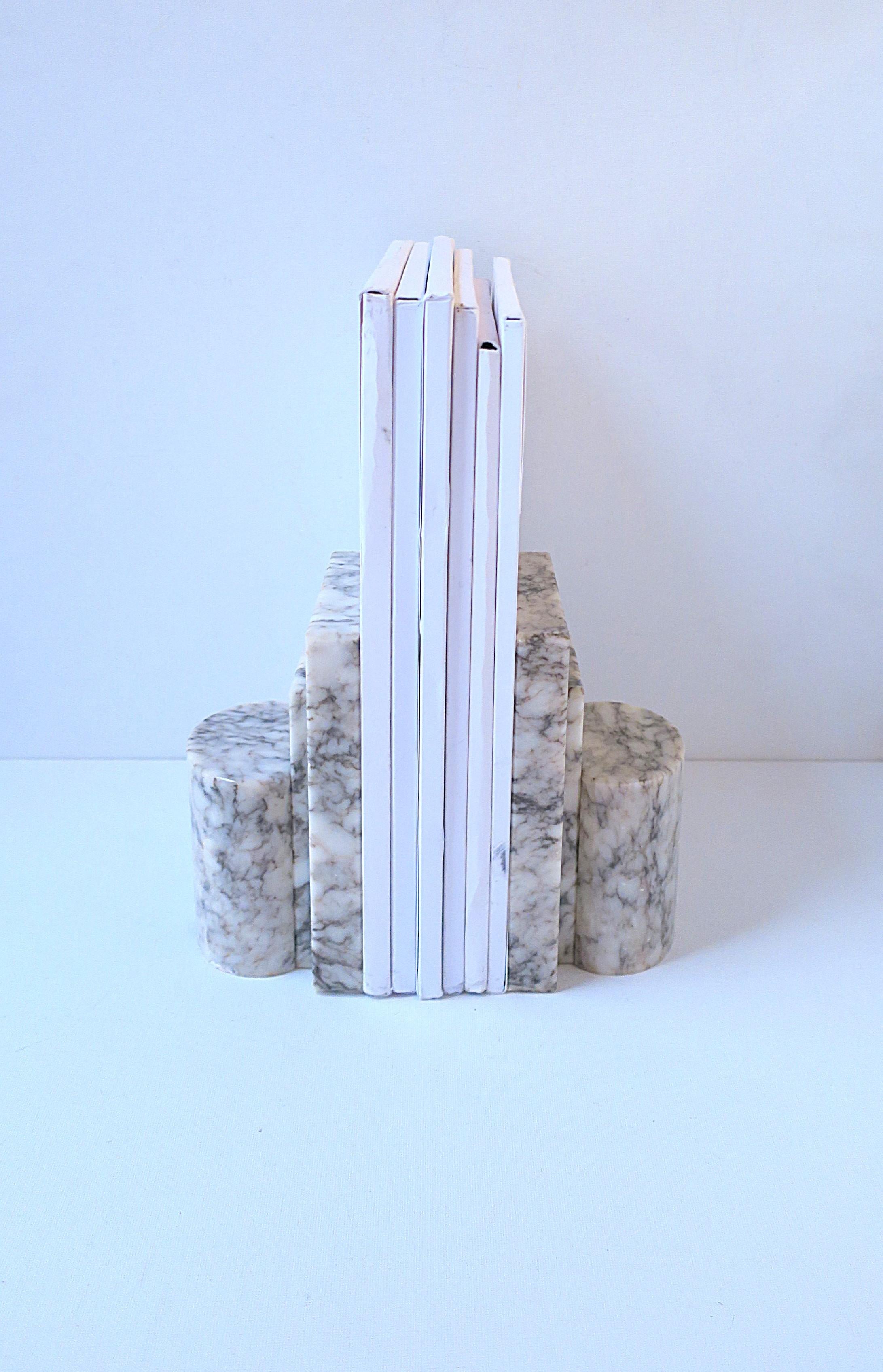 Par de sujetalibros italianos Art Decó modernos de mármol y alabastro en Bueno estado para la venta en New York, NY