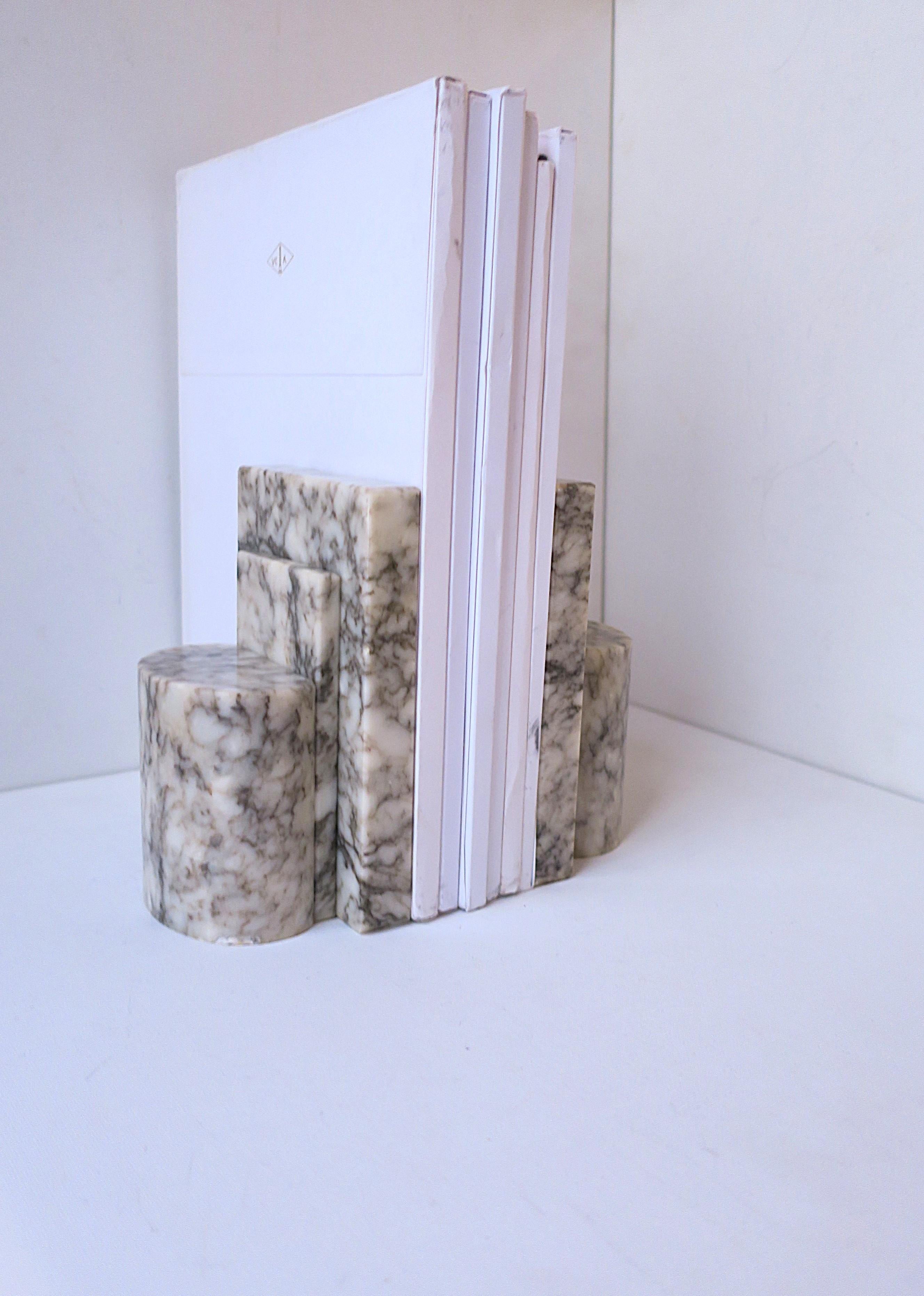 Par de sujetalibros italianos Art Decó modernos de mármol y alabastro siglo XX en venta