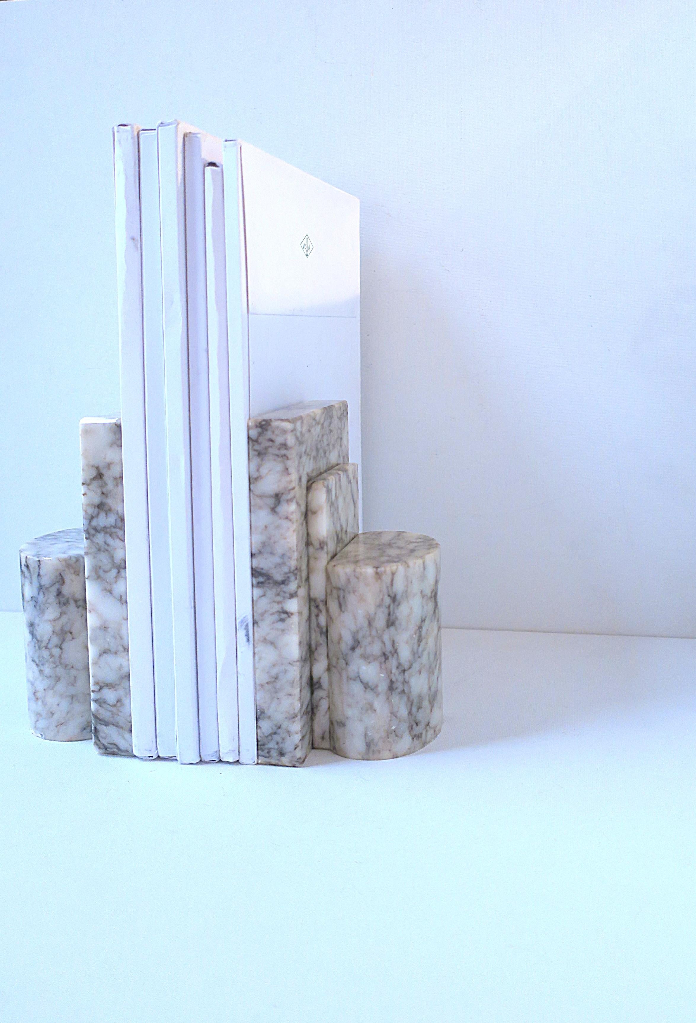 Par de sujetalibros italianos Art Decó modernos de mármol y alabastro Alabastro en venta