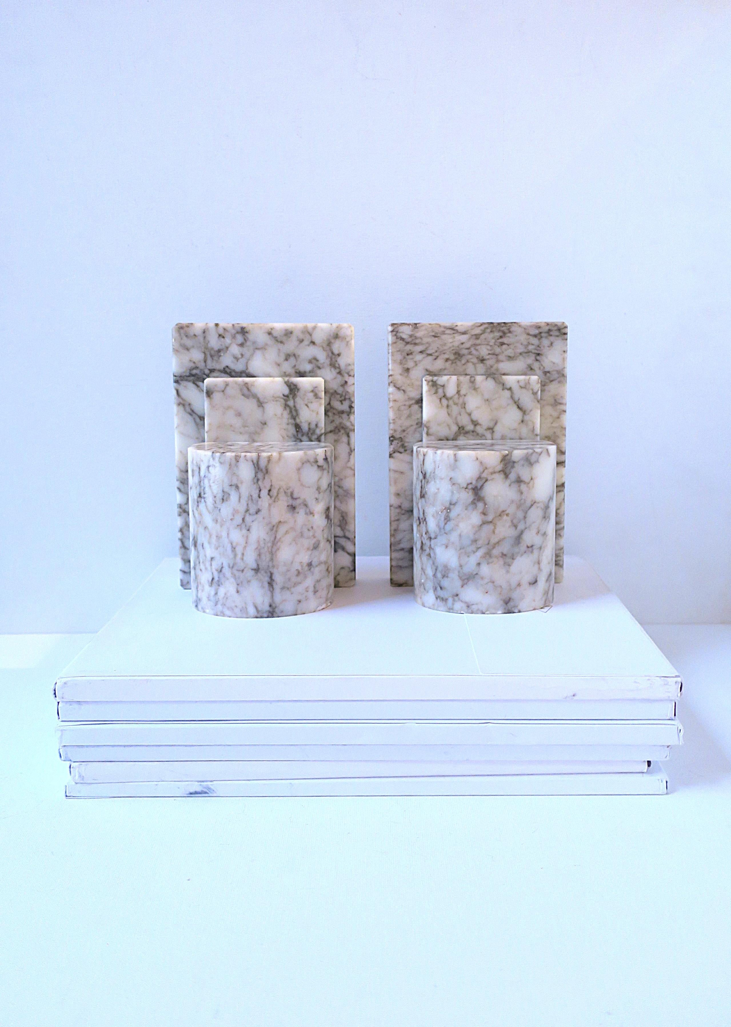 Par de sujetalibros italianos Art Decó modernos de mármol y alabastro en venta 1