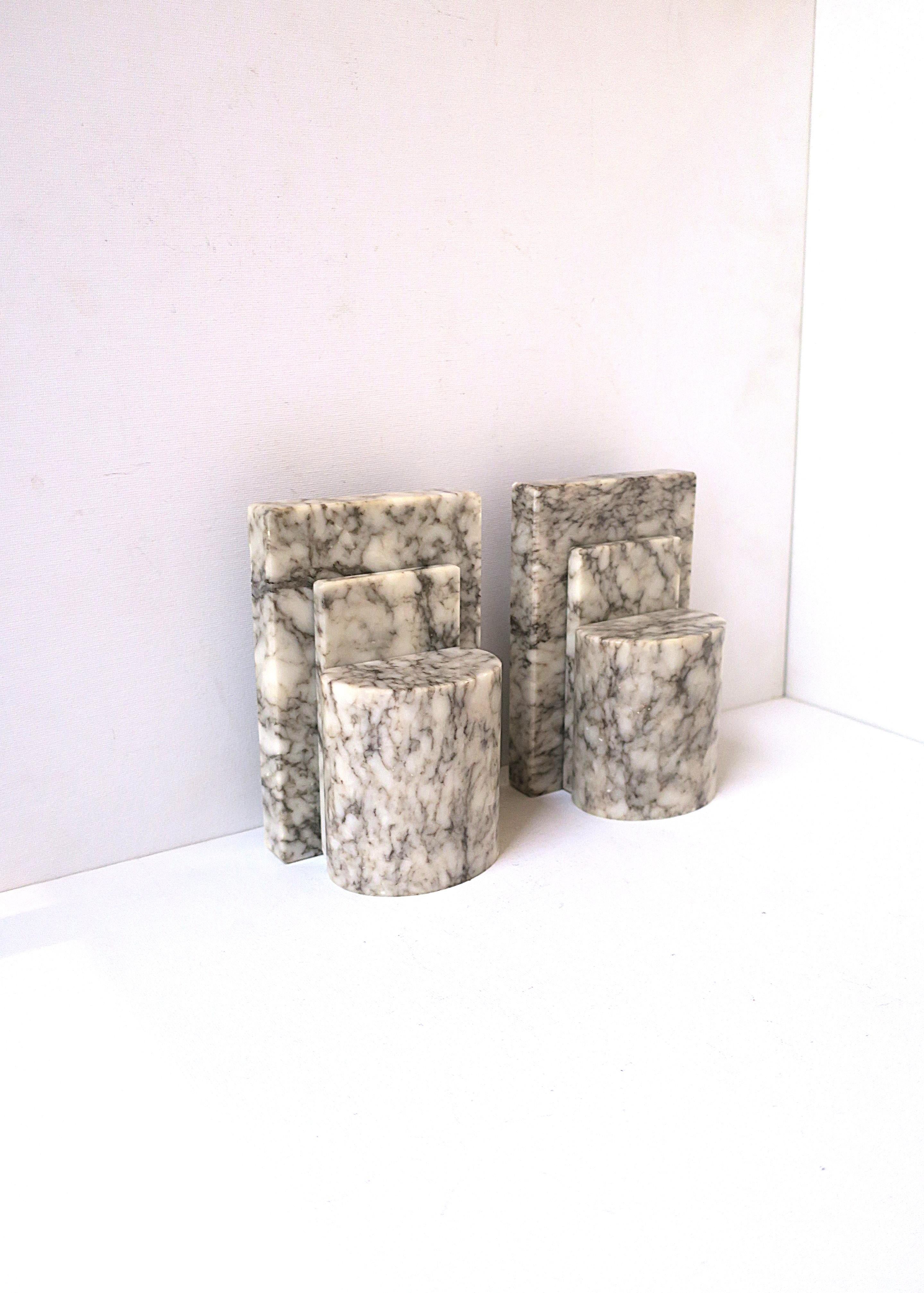 Par de sujetalibros italianos Art Decó modernos de mármol y alabastro en venta 2