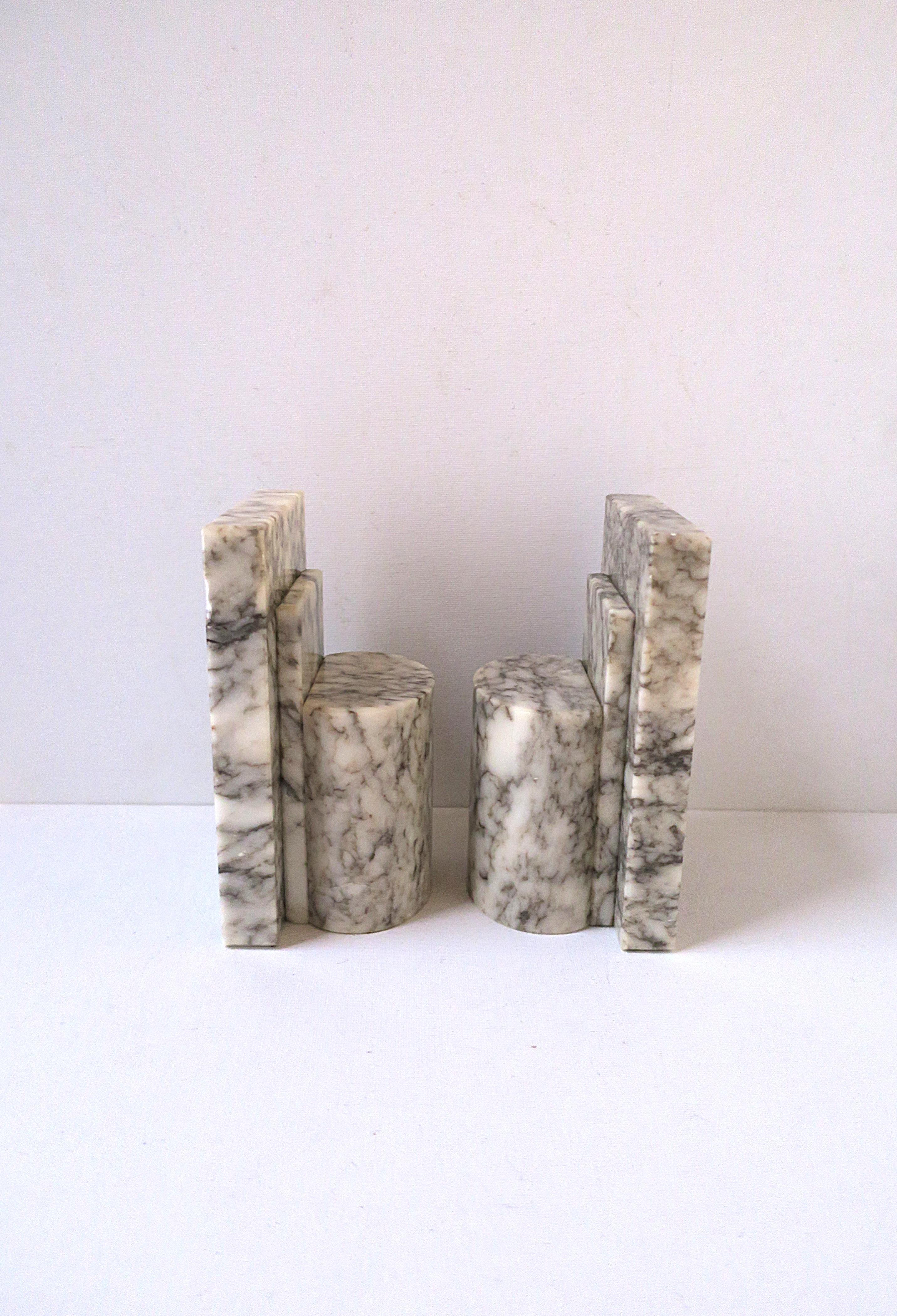 Par de sujetalibros italianos Art Decó modernos de mármol y alabastro en venta 3