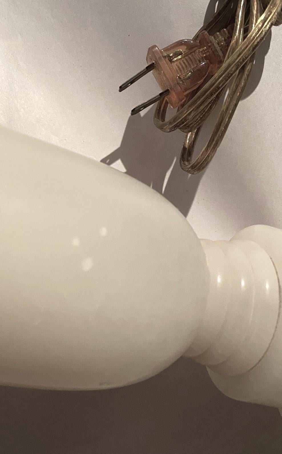 Italienische moderne italienische Art-déco-Urne aus weißem Alabaster-Marmor für den Schreibtisch oder die Tischlampe im Angebot 9