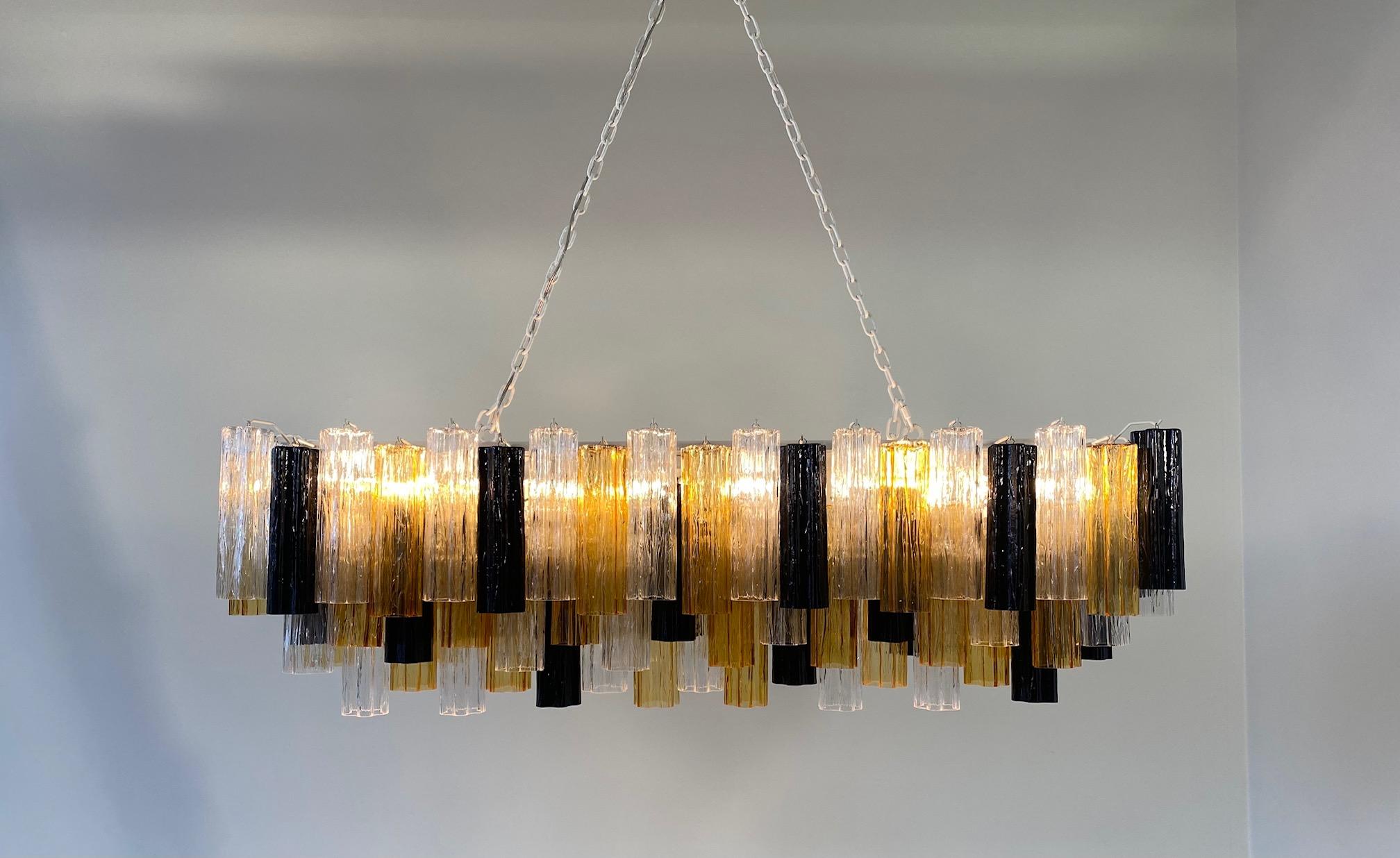 Venini style chandelier in Murano glass produced in Italy.
The chandelier is composed of about 100 Murano glass pieces made by master craftsmen.
Height chandelier only 44 cm, height with chains 160 cm.