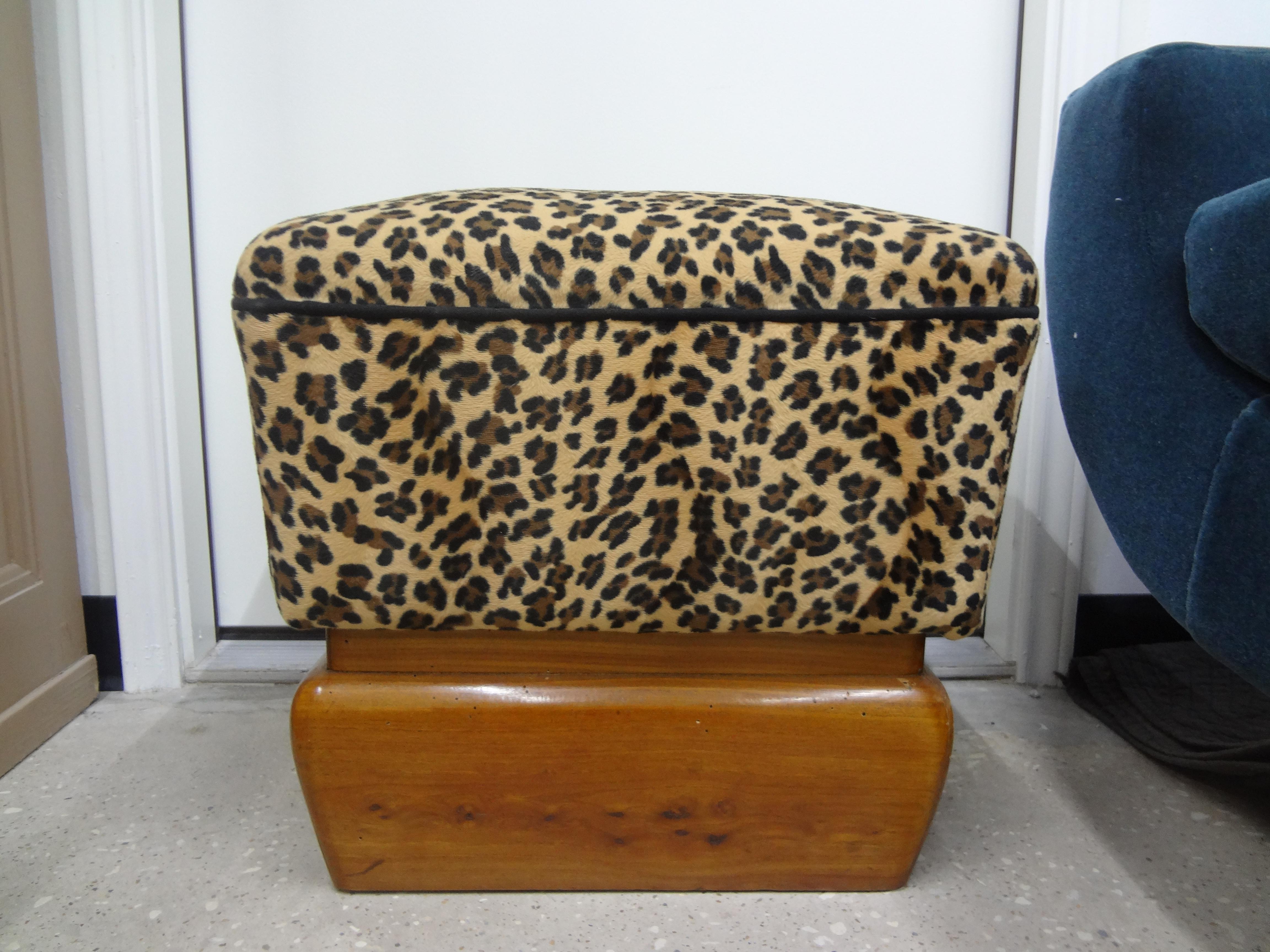 Italian Art Deco Bench Or Ottoman.
This handsome Italian Art Deco Bench has a plinth base and is currently upholstered in leopard print fabric.
Easy to reupholster if needed.