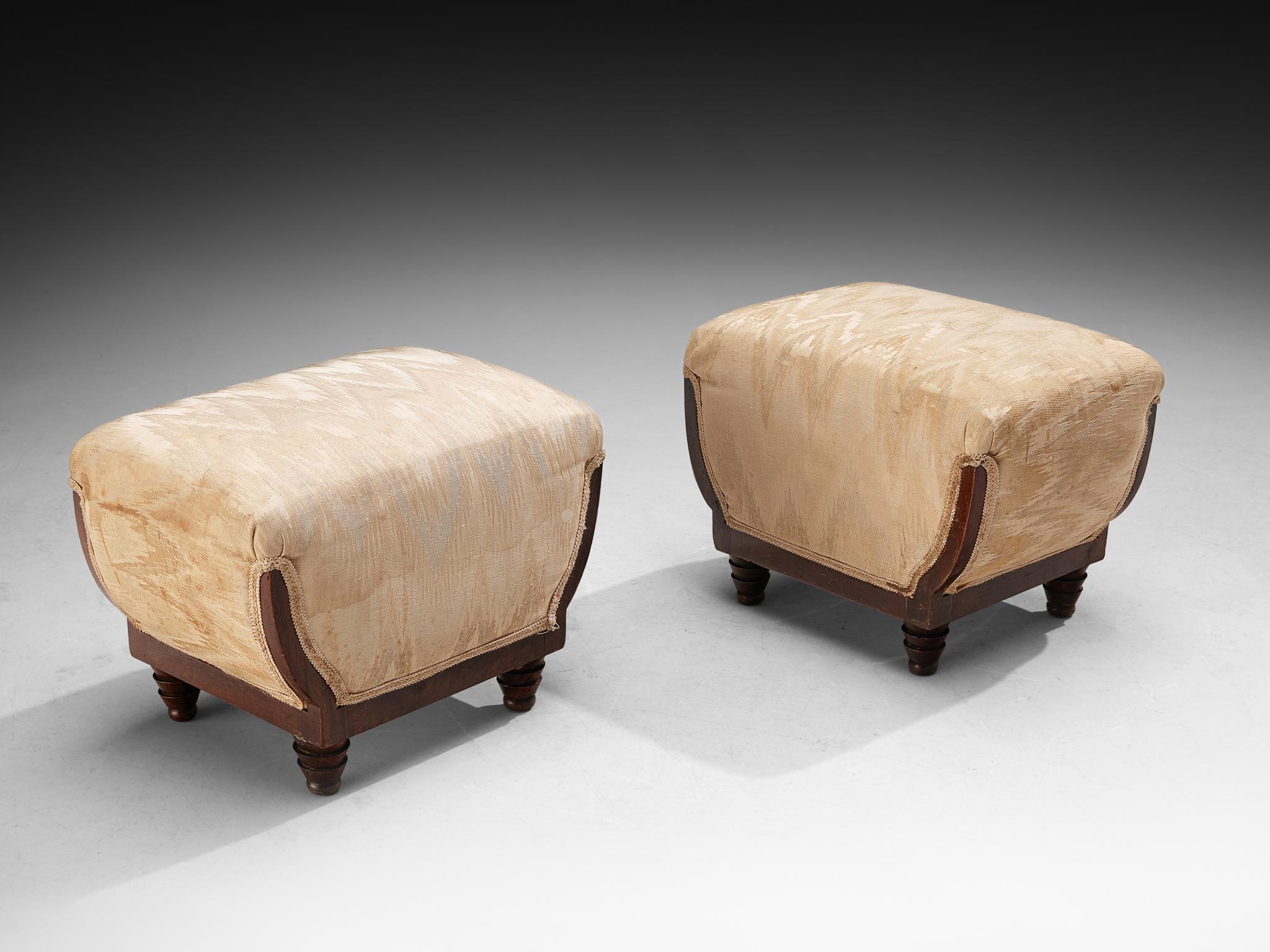 Ottomani, noce, tessuto, Italia, anni '30/'40

Un magnifico e robusto pouf angolare in legno di noce. Rivestito in un tessuto di seta color crema con un sottile motivo triangolare, una scelta tipica dei mobili realizzati nel periodo Art Deco.

Si