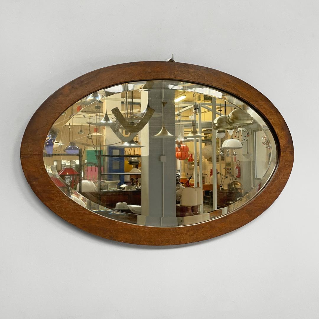 Miroir mural ovale Art déco italien en bois, années 1940
Miroir mural de forme ovale avec cadre en bois. La circonférence du verre est ornée d'un relief décoratif. Un crochet métallique triangulaire se trouve sur le dessus pour le