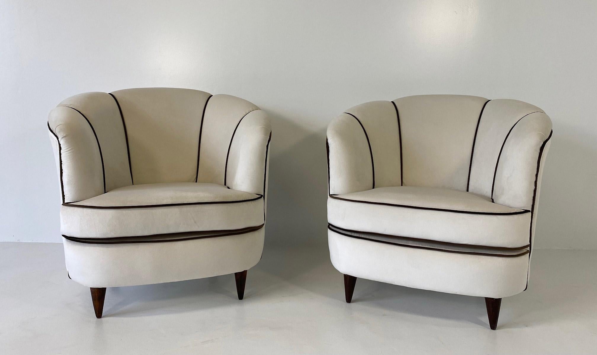 This Art Deco pair of armchairs was produced in Italy in the 1940s.

It has been completely restored and reupholstered with and elegant beige velvet and a profile made of brown velvet.

